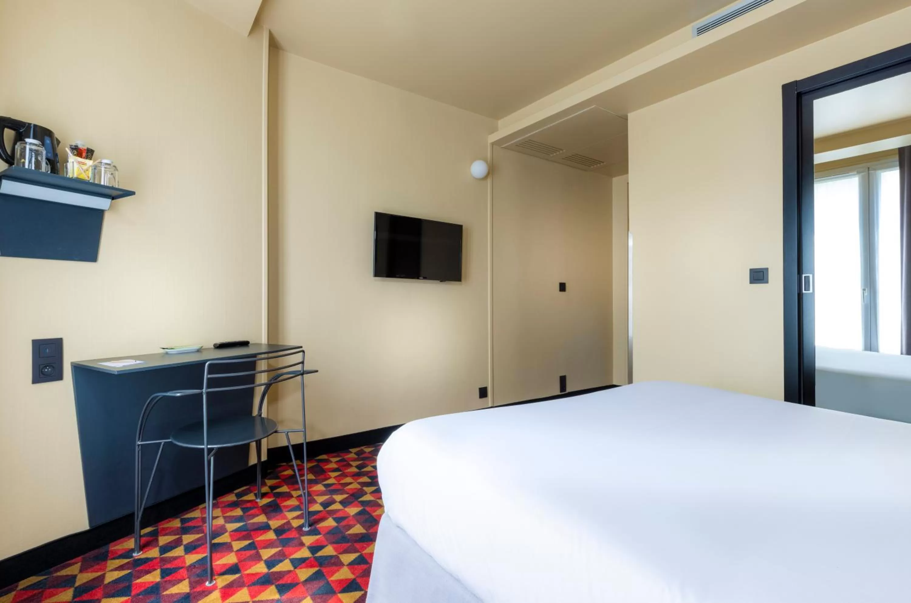 Bed in Libertel Canal Saint Martin