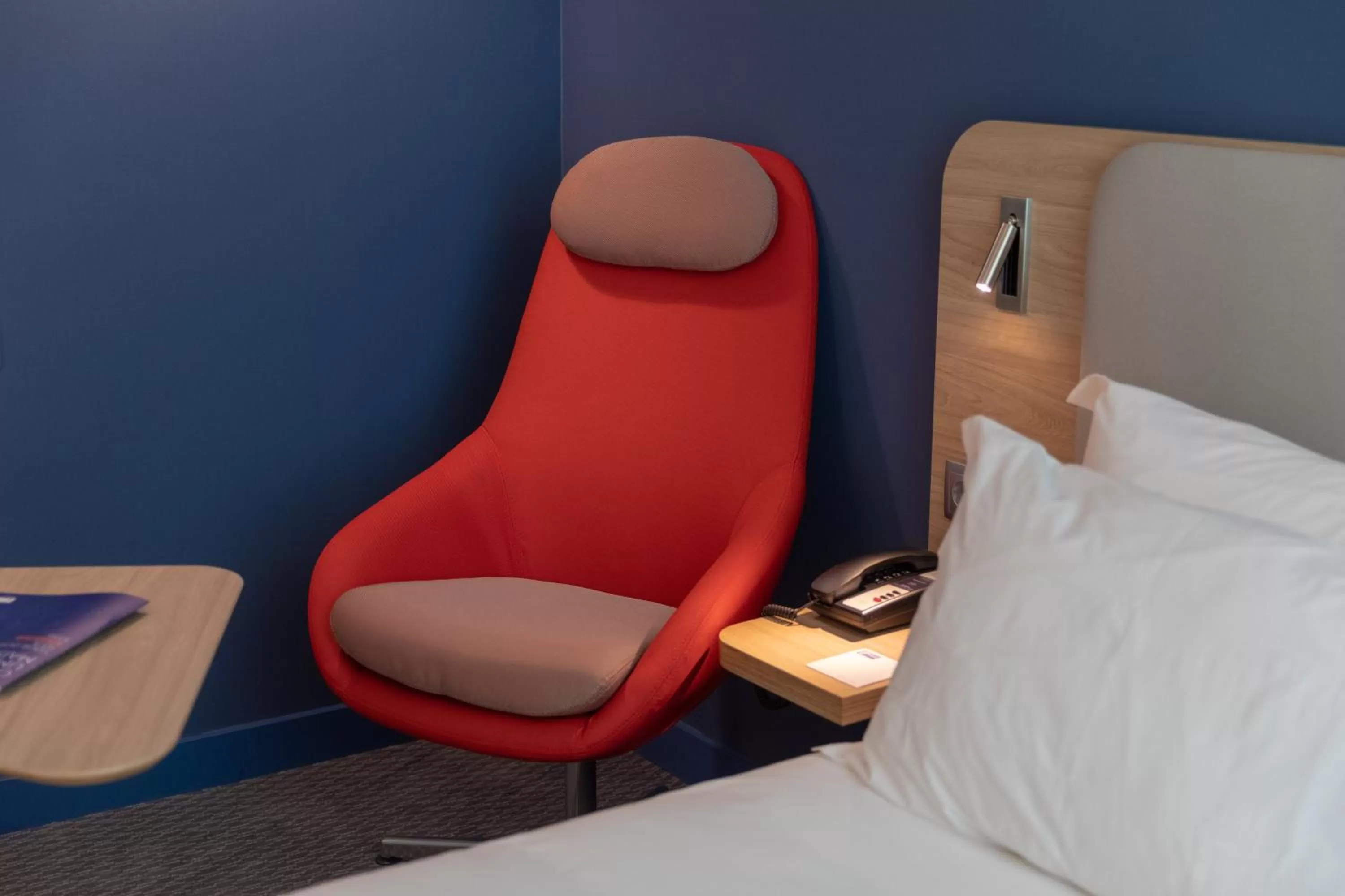 Photo of the whole room, Bed in Holiday Inn Express Porto City Centre by IHG