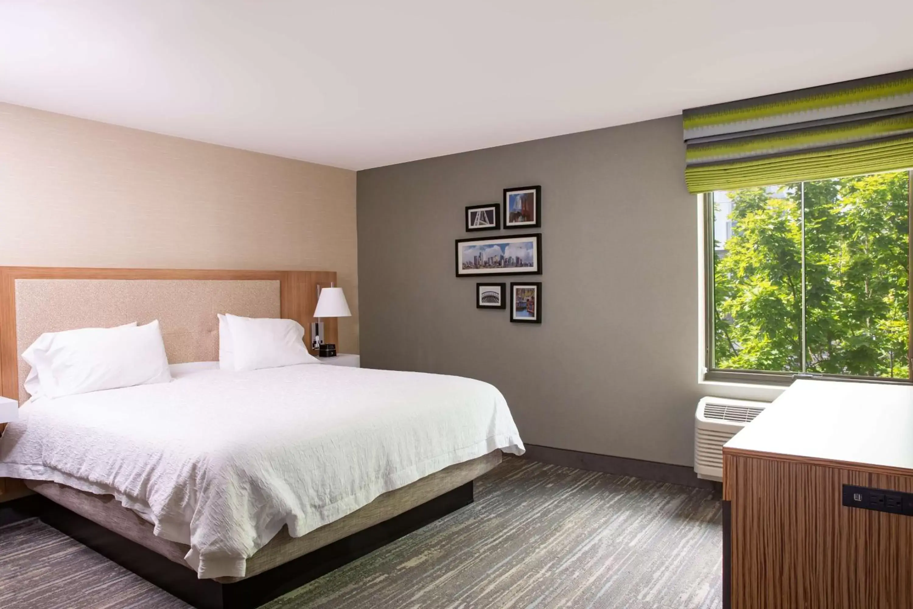 Bed in Hampton Inn & Suites Seattle-Downtown