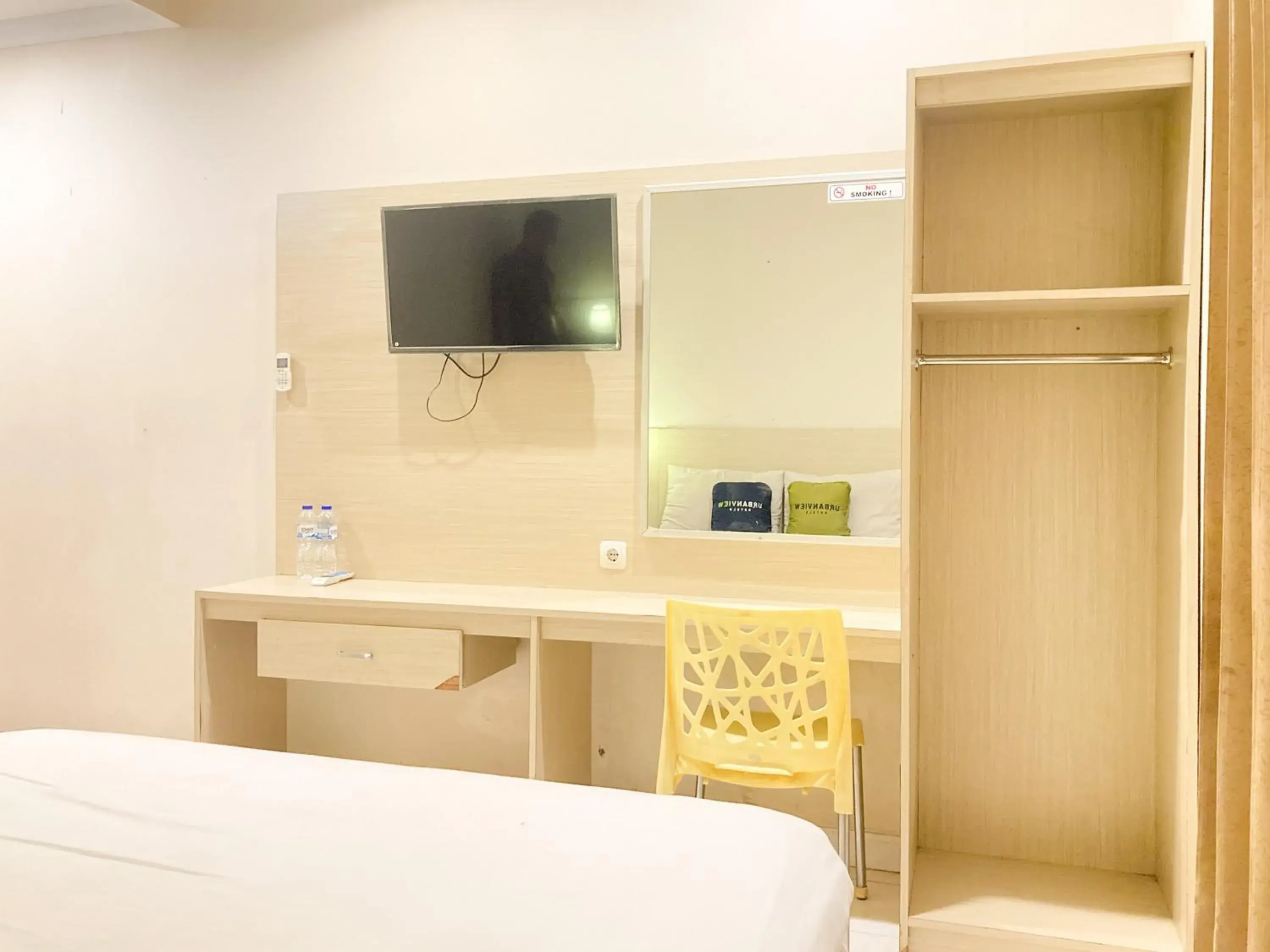 Bed, TV/Entertainment Center in OYO 902 Hotel Pondok Anggun