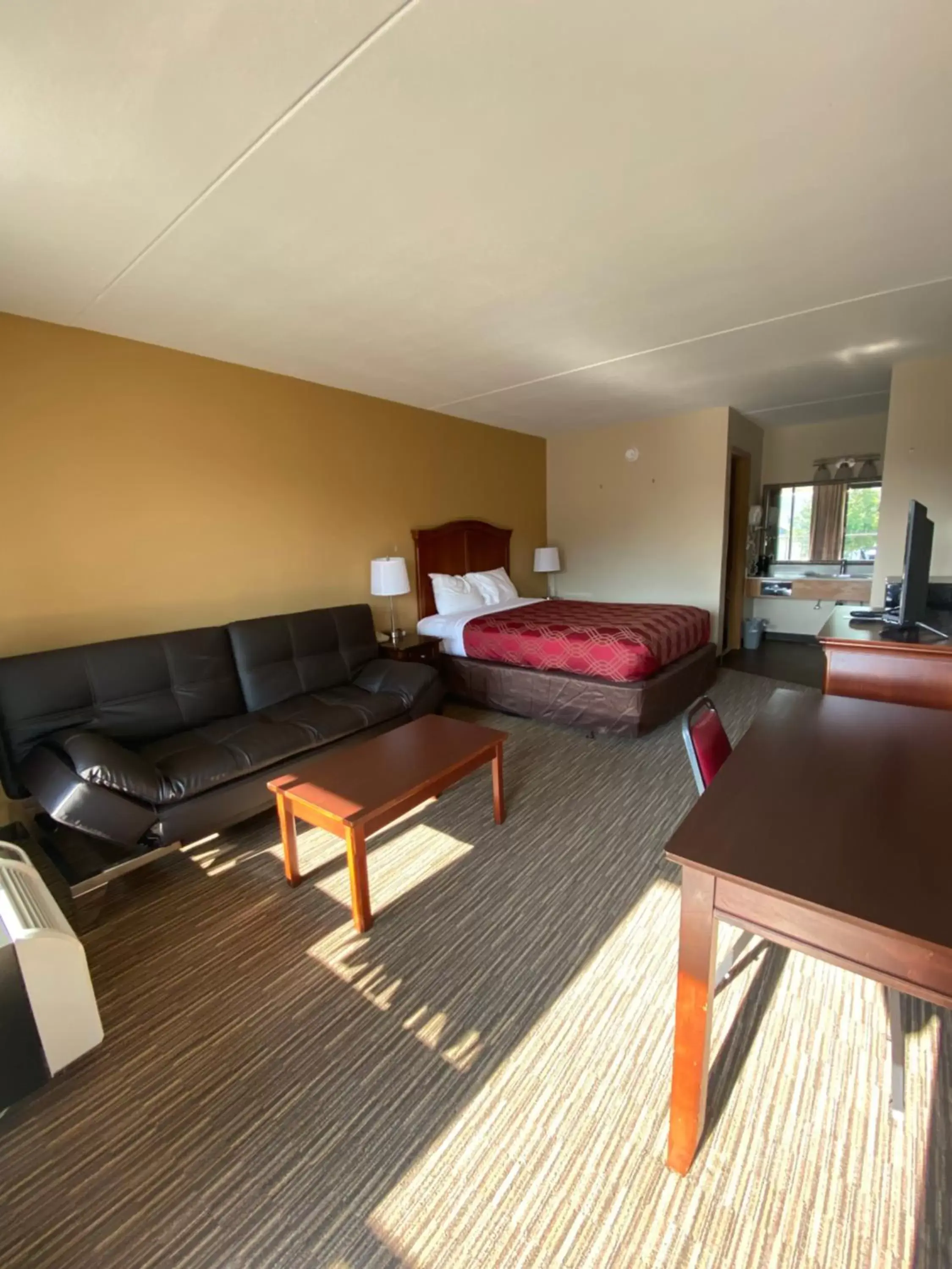 Bed, Seating Area in Southern Oaks Inn