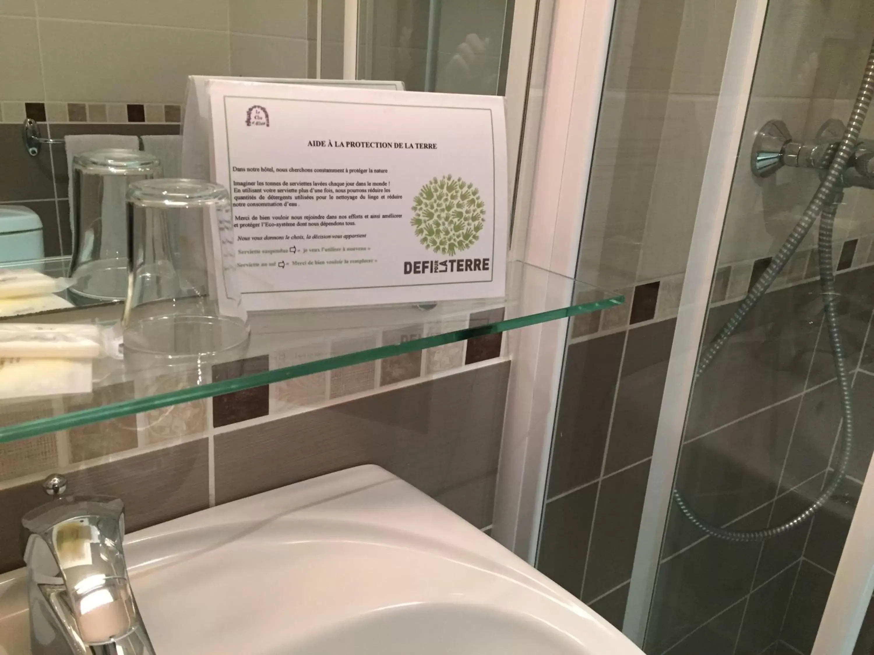 Twin Room in Hotel Le Clos d'Alésia Twin Room in Hotel Le Clos d'Alésia