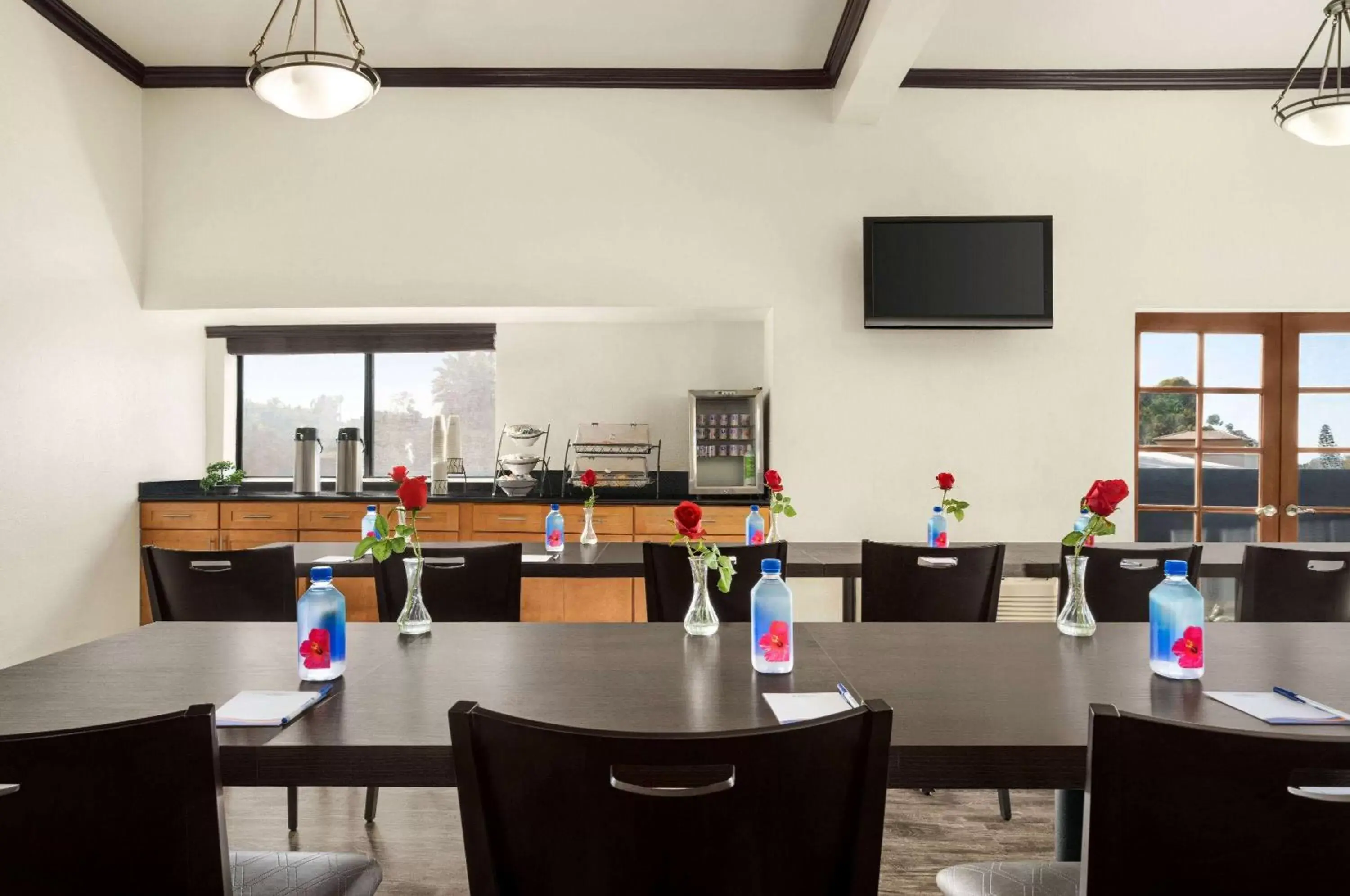 Meeting/conference room, Restaurant/Places to Eat in Baymont by Wyndham Monterey Park