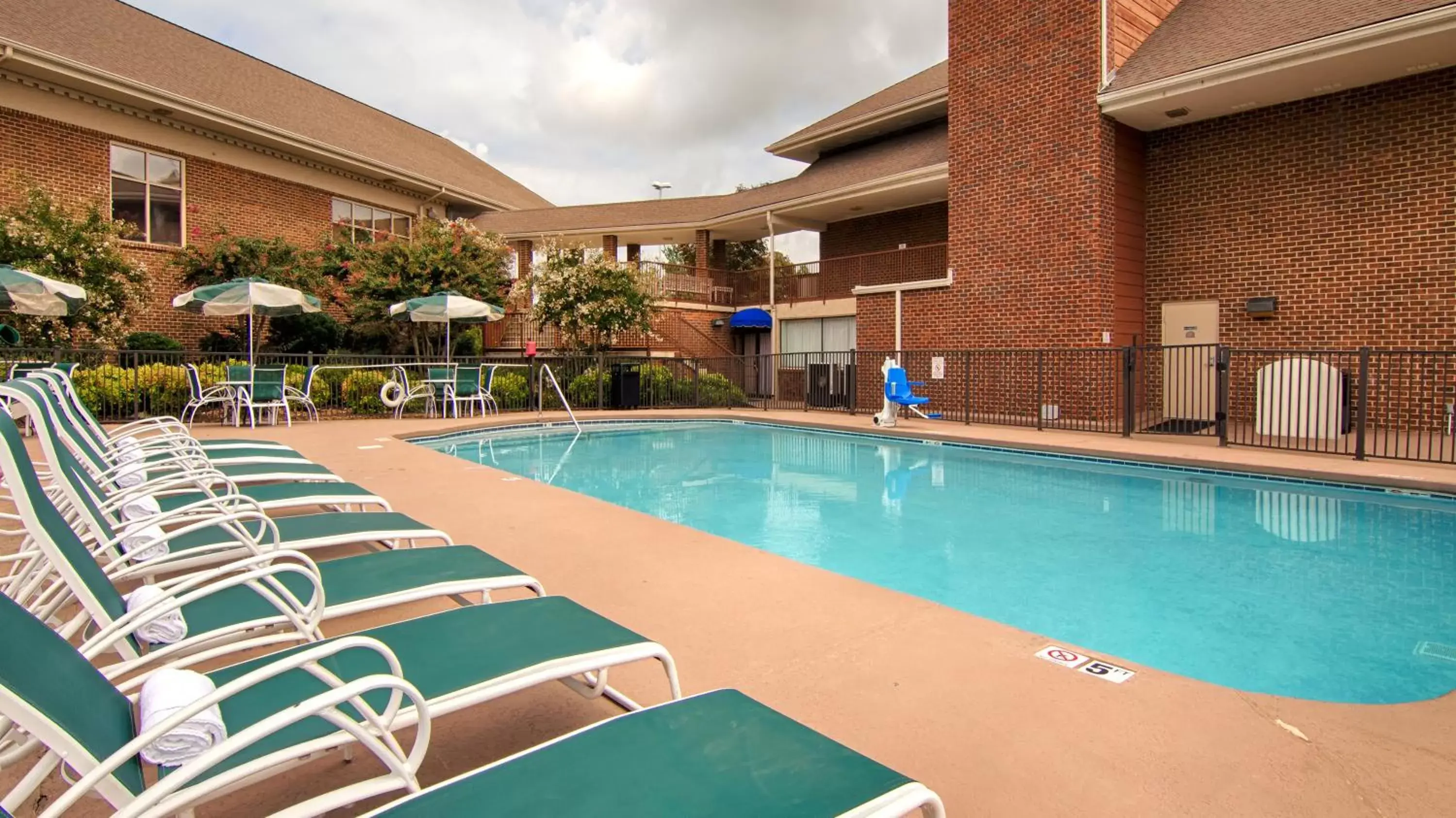 Swimming pool, Property Building in Best Western Plus Morristown Conference Center