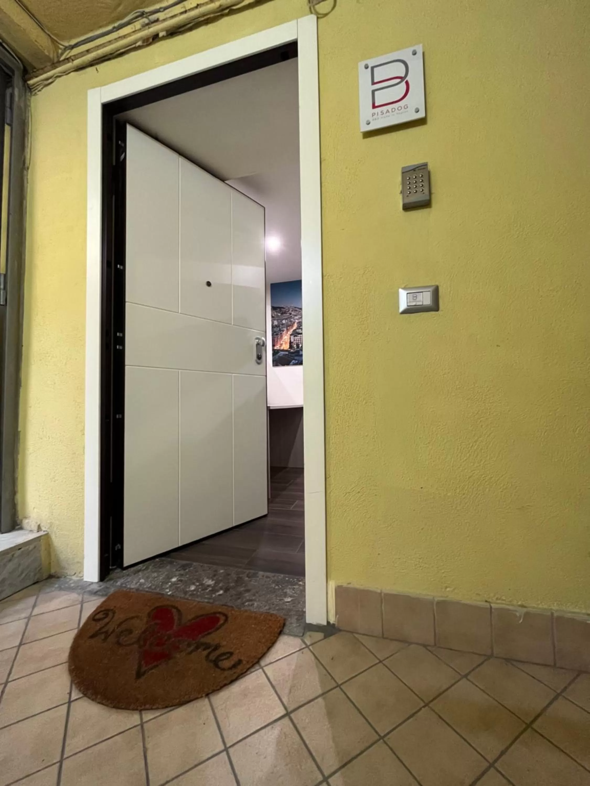 Facade/entrance in BeB PISADOG