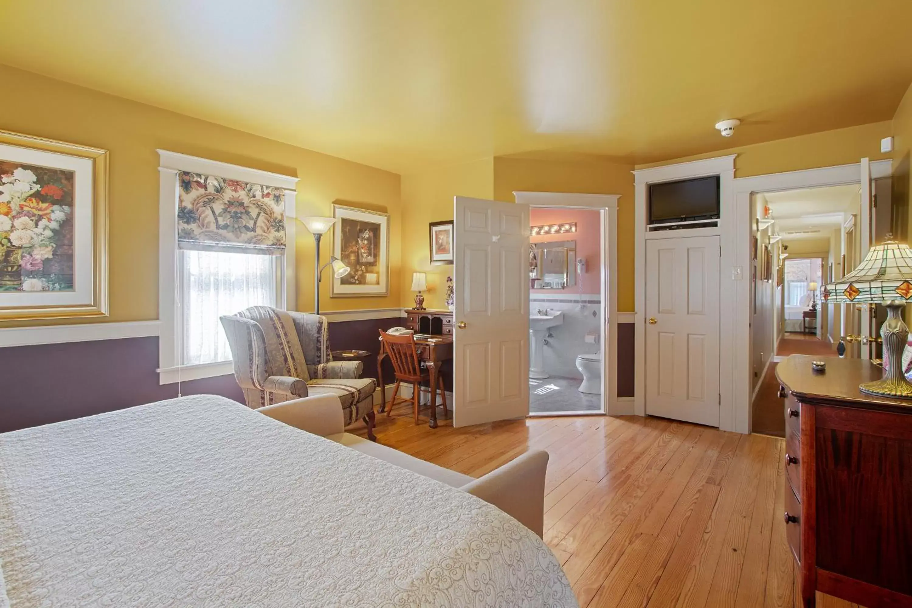 Traditional King Room in After Eight Bed and Breakfast Traditional King Room in After Eight Bed and Breakfast