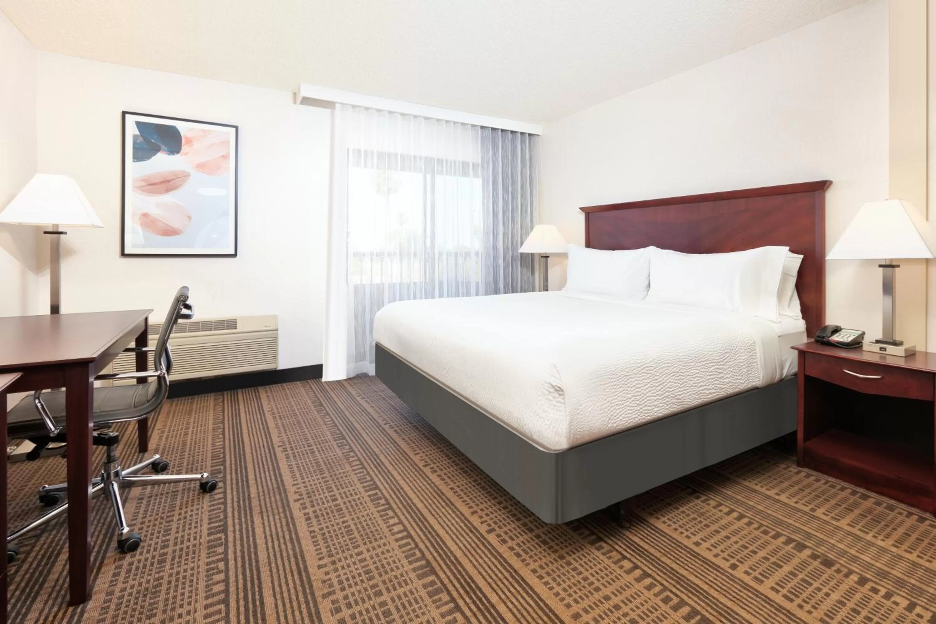 Photo of the whole room, Bed in Holiday Inn & Suites Santa Maria by IHG
