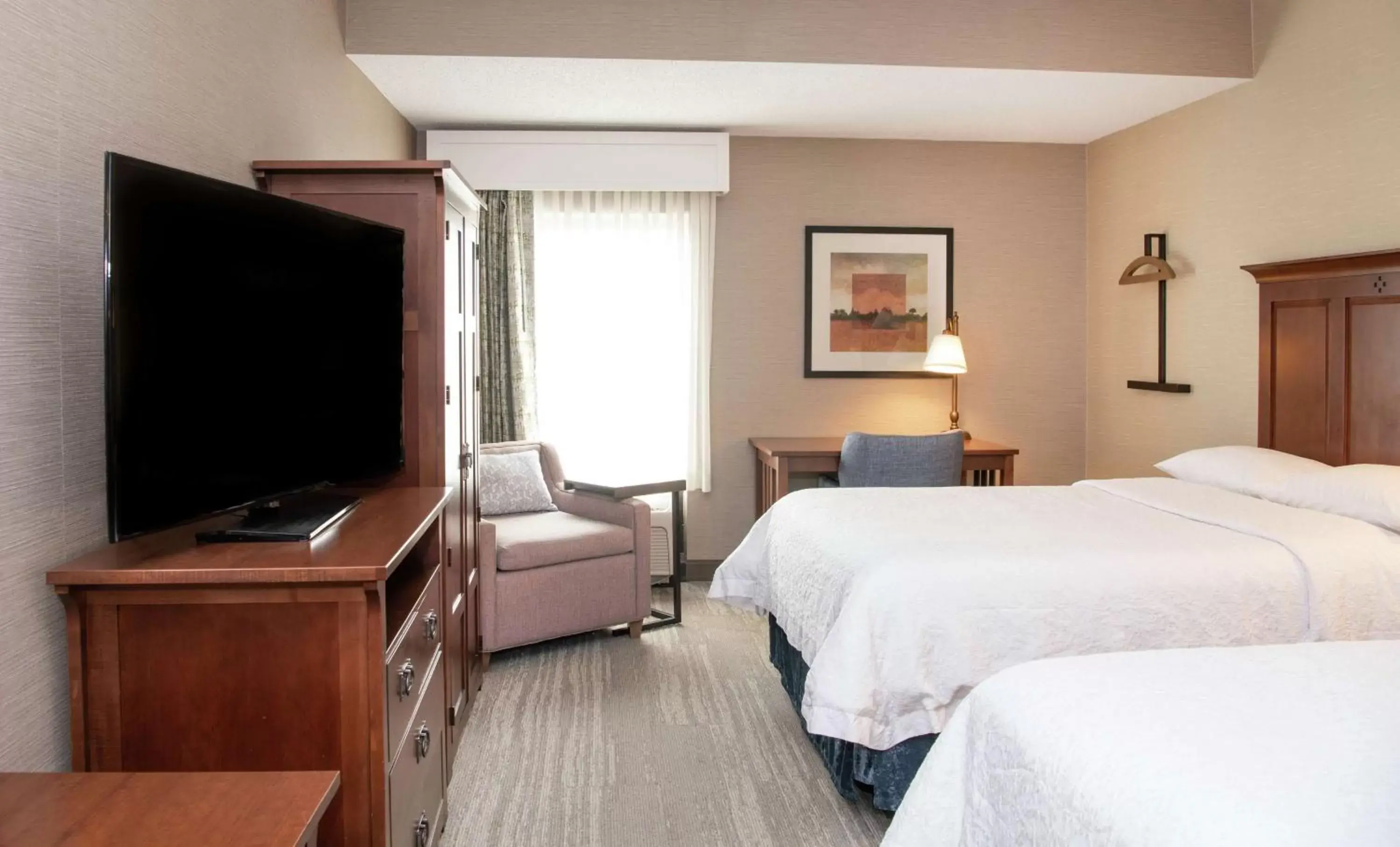 Bed, TV/Entertainment Center in Hampton Inn & Suites Rochester/Victor