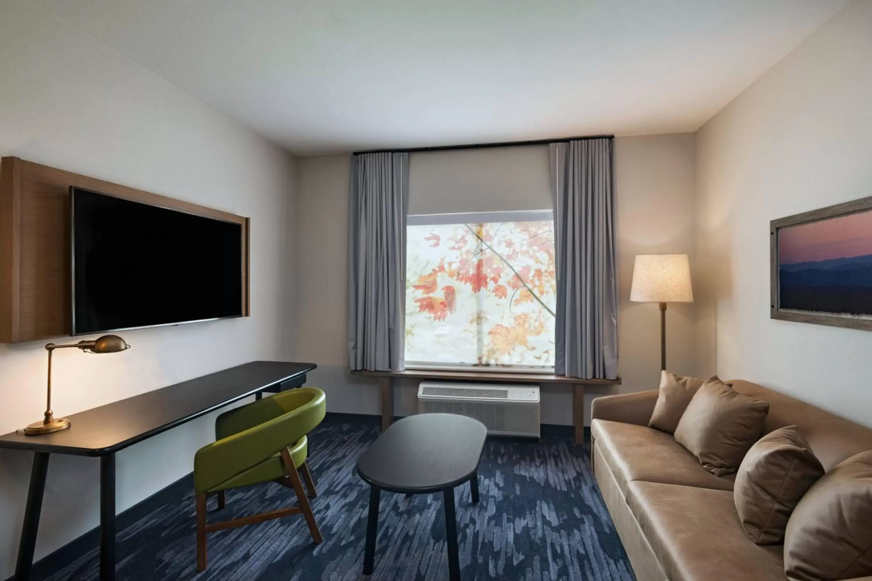 Living room, TV/Entertainment Center in Fairfield Inn & Suites by Marriott Houston Missouri City