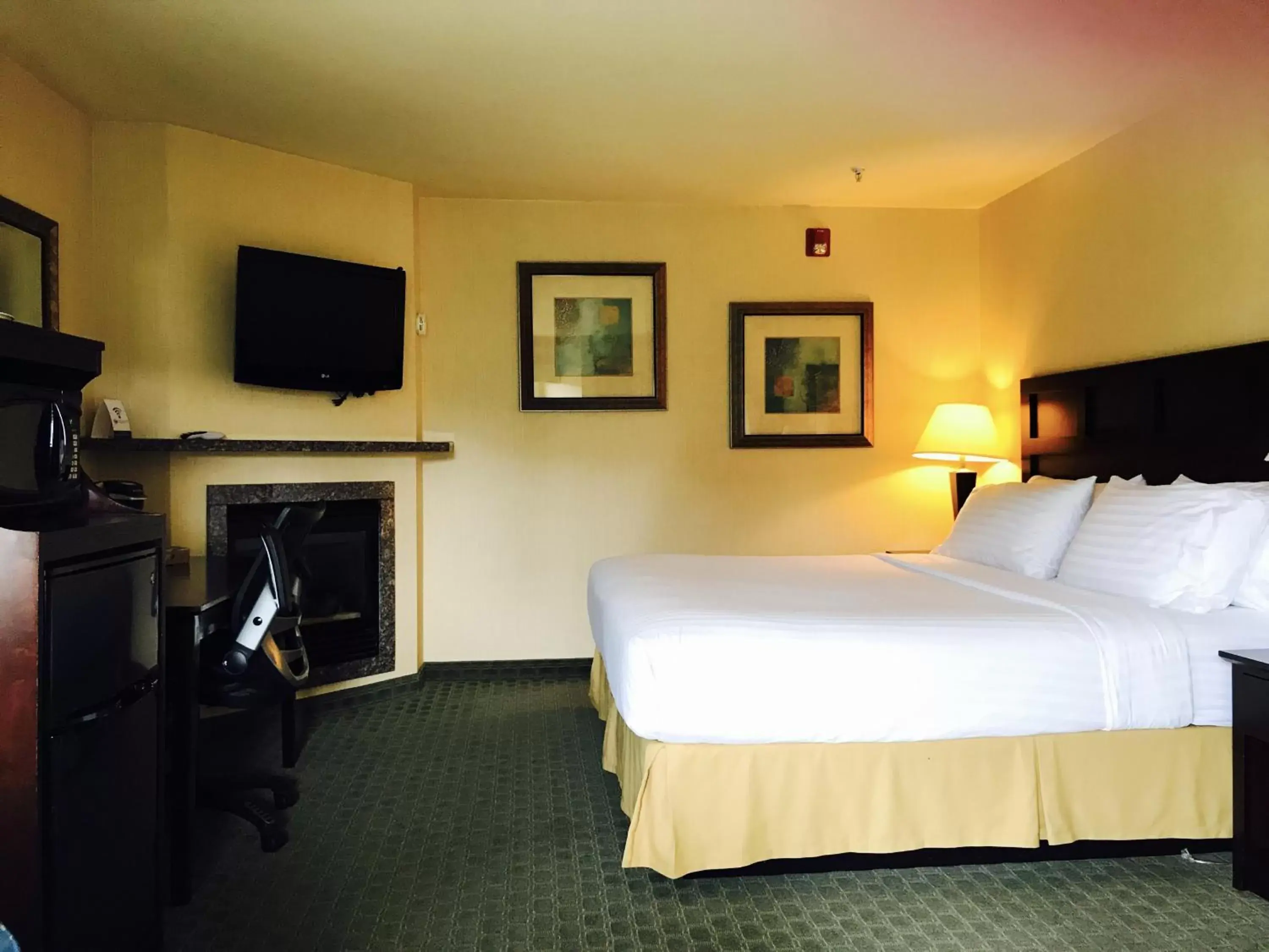 Photo of the whole room, Bed in Holiday Inn Express Fort Bragg, an IHG Hotel