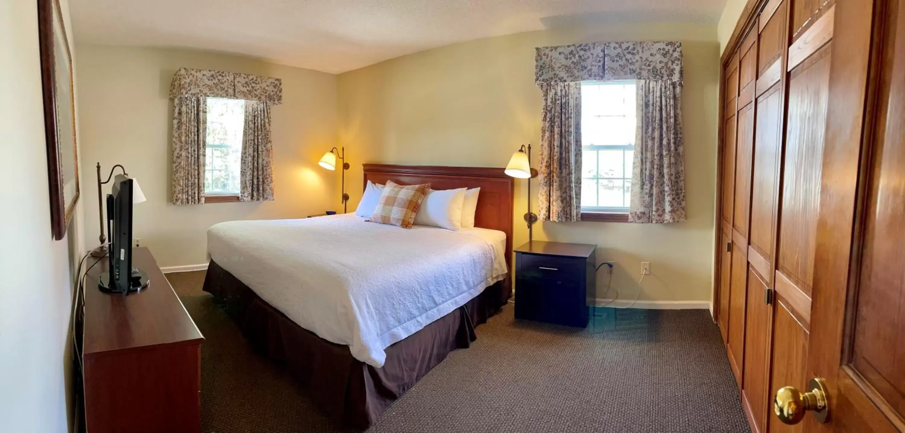 Bedroom, Bed in The Central Downtown Inn Suites