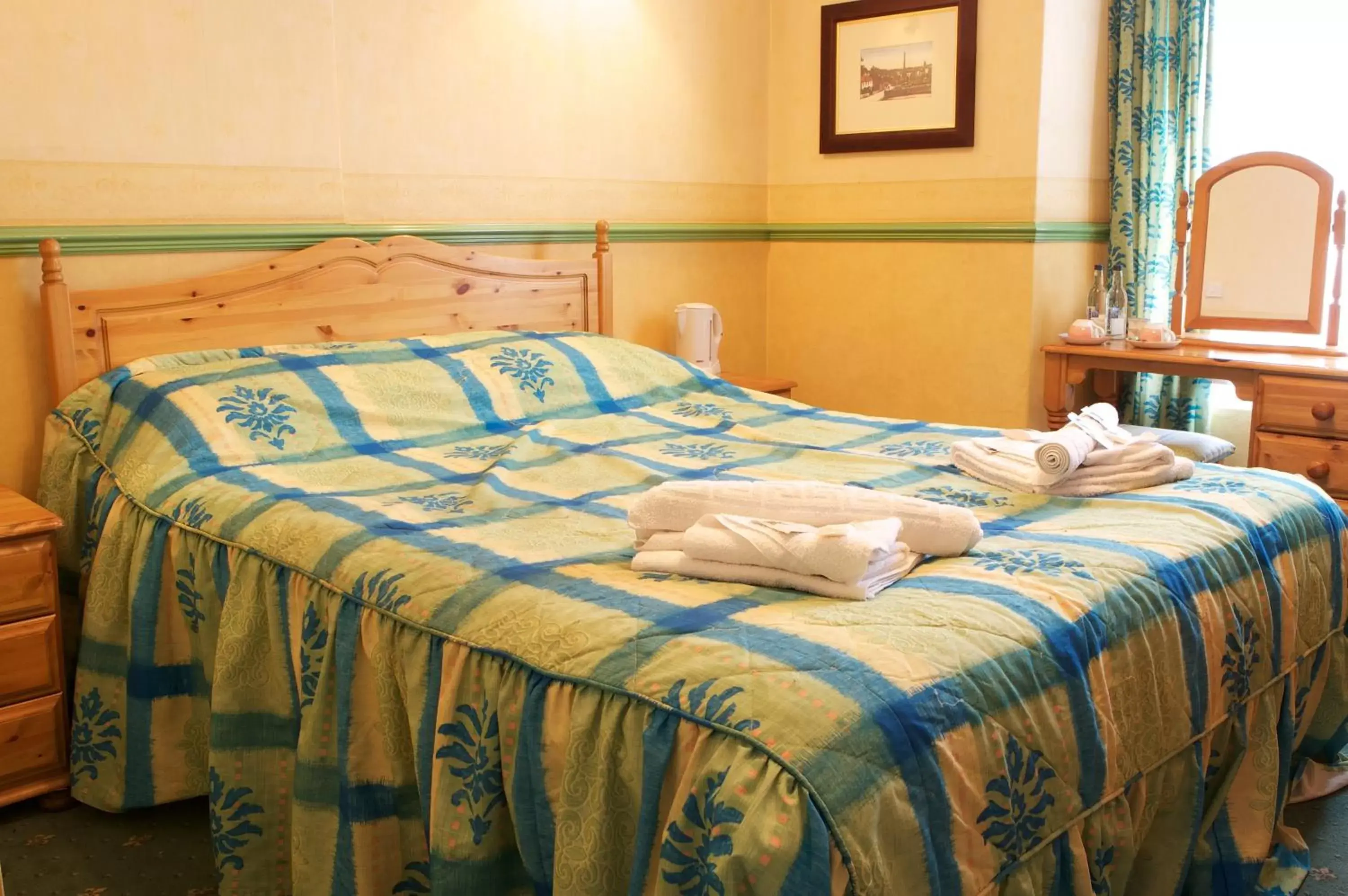 Bedroom, Bed in Radstock Hotel near Bath