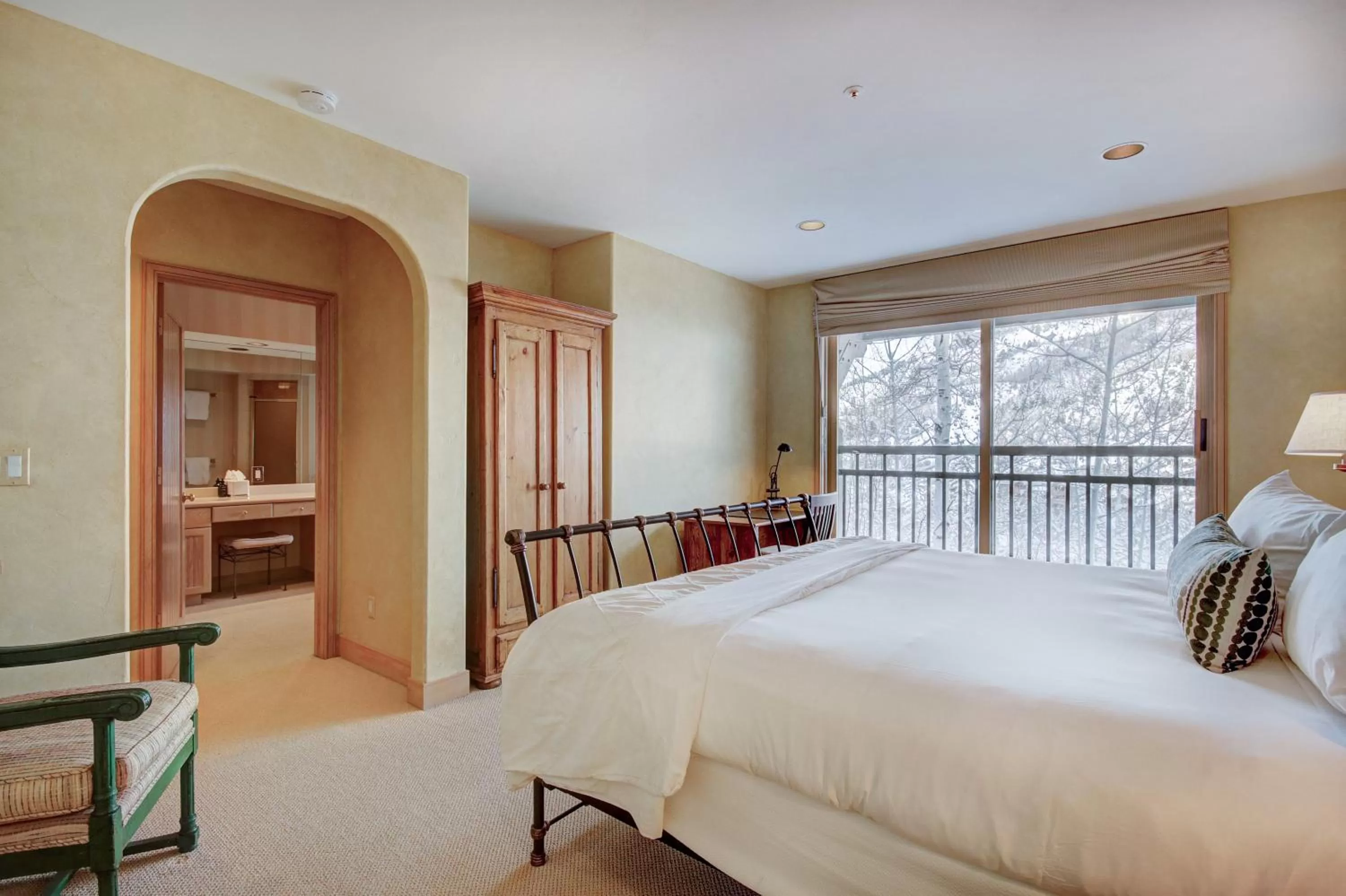 Bed in The Pines Lodge, a RockResort