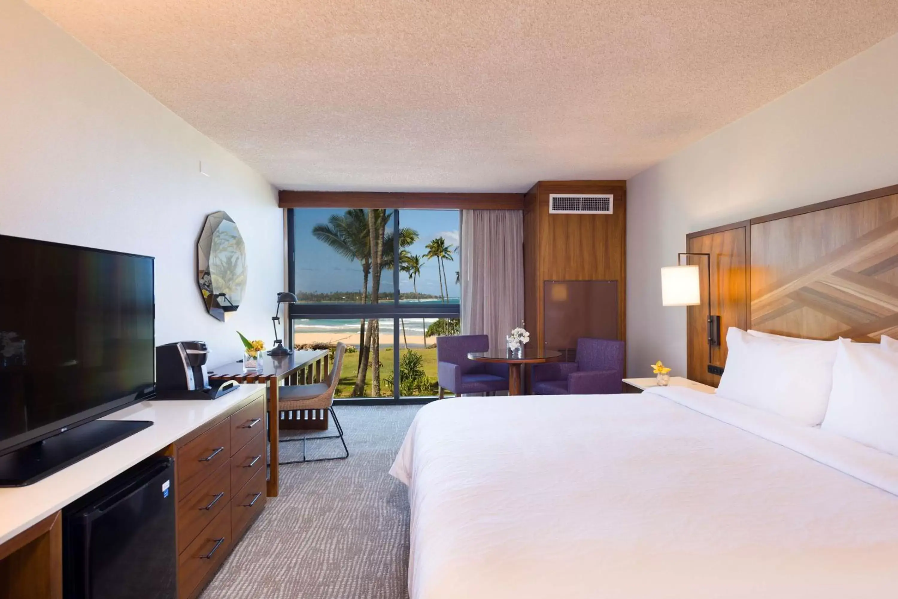 Bedroom, TV/Entertainment Center in Hilton Garden Inn Kauai Wailua Bay, HI