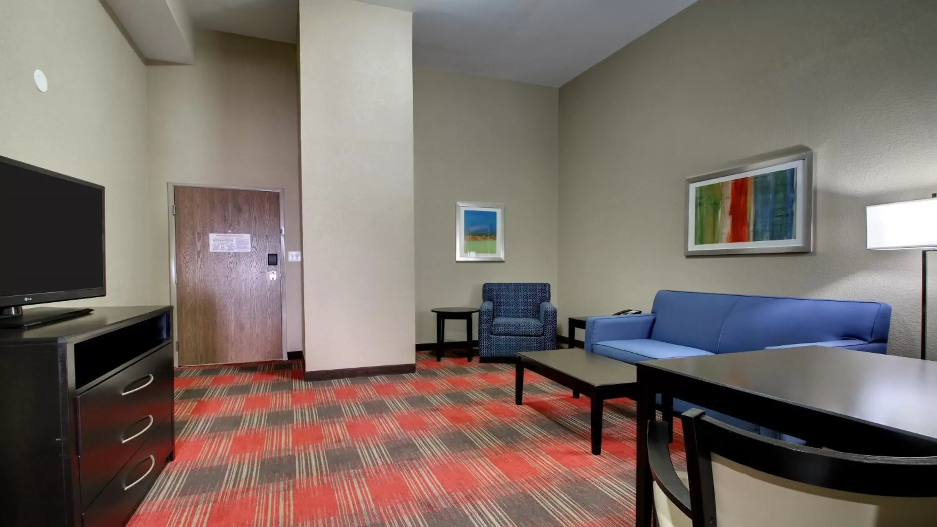 Bedroom, Seating Area in Holiday Inn Express & Suites Jackson Downtown - Coliseum, an IHG Hotel
