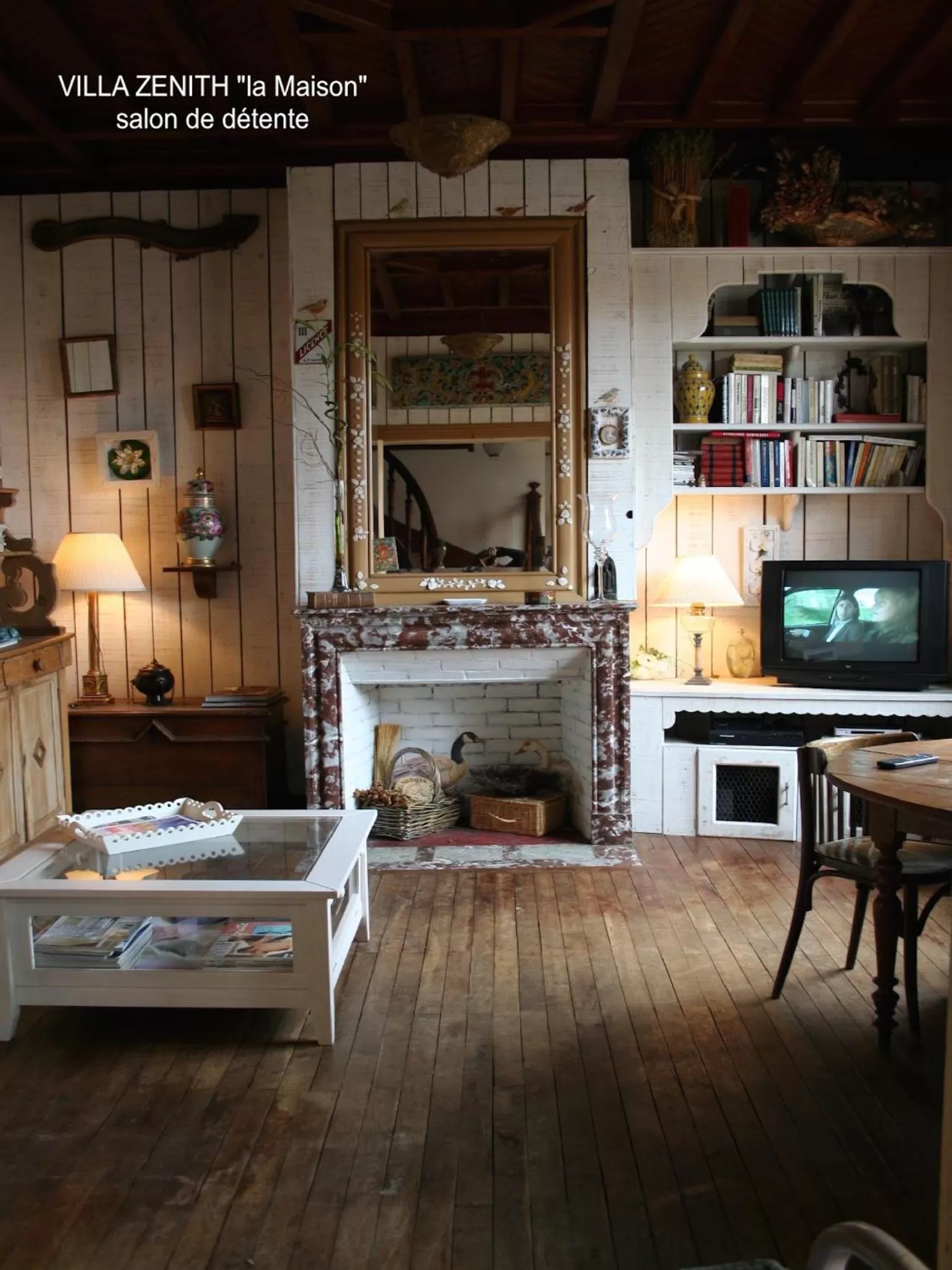 Communal lounge/ TV room in VILLA ZENITH Hostel - LA MAISON