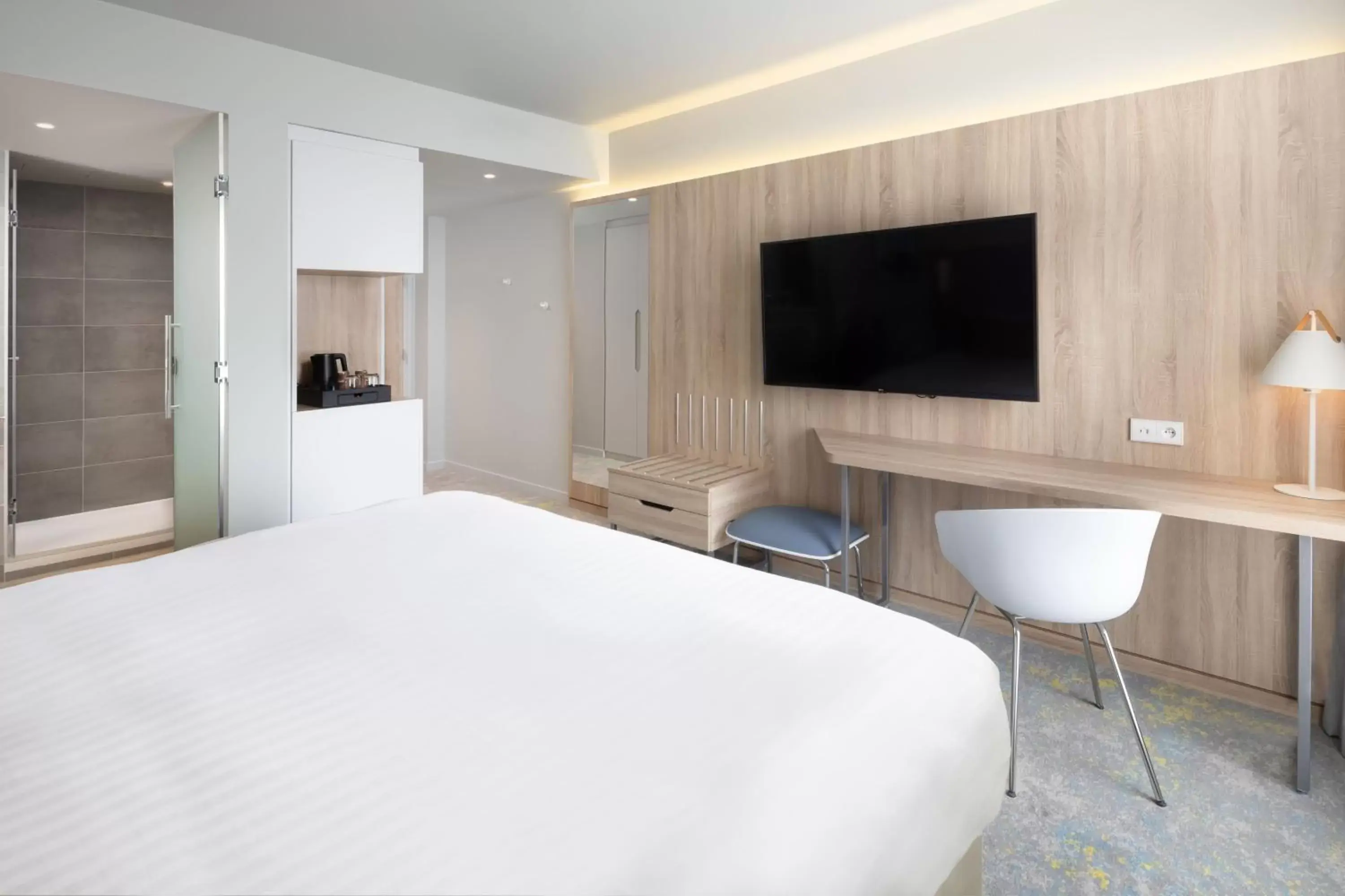 Photo of the whole room, Bed in Courtyard by Marriott Paris Charles de Gaulle Central Airport