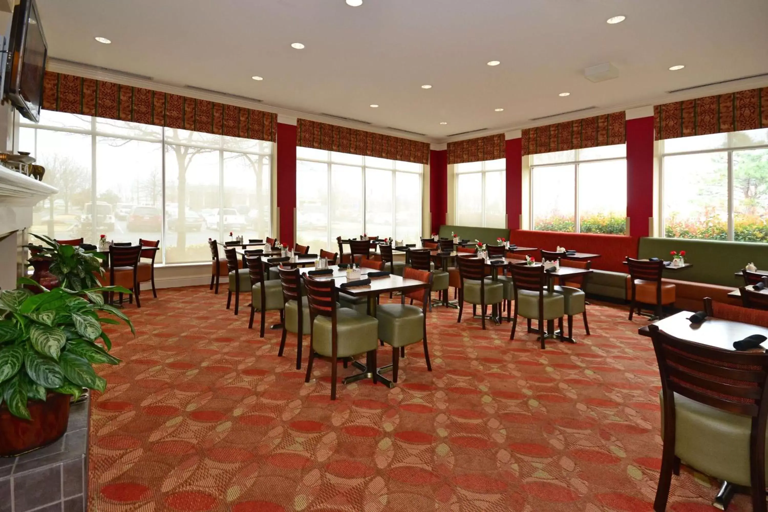 Dining area, Restaurant/Places to Eat in Hilton Garden Inn Tulsa Airport