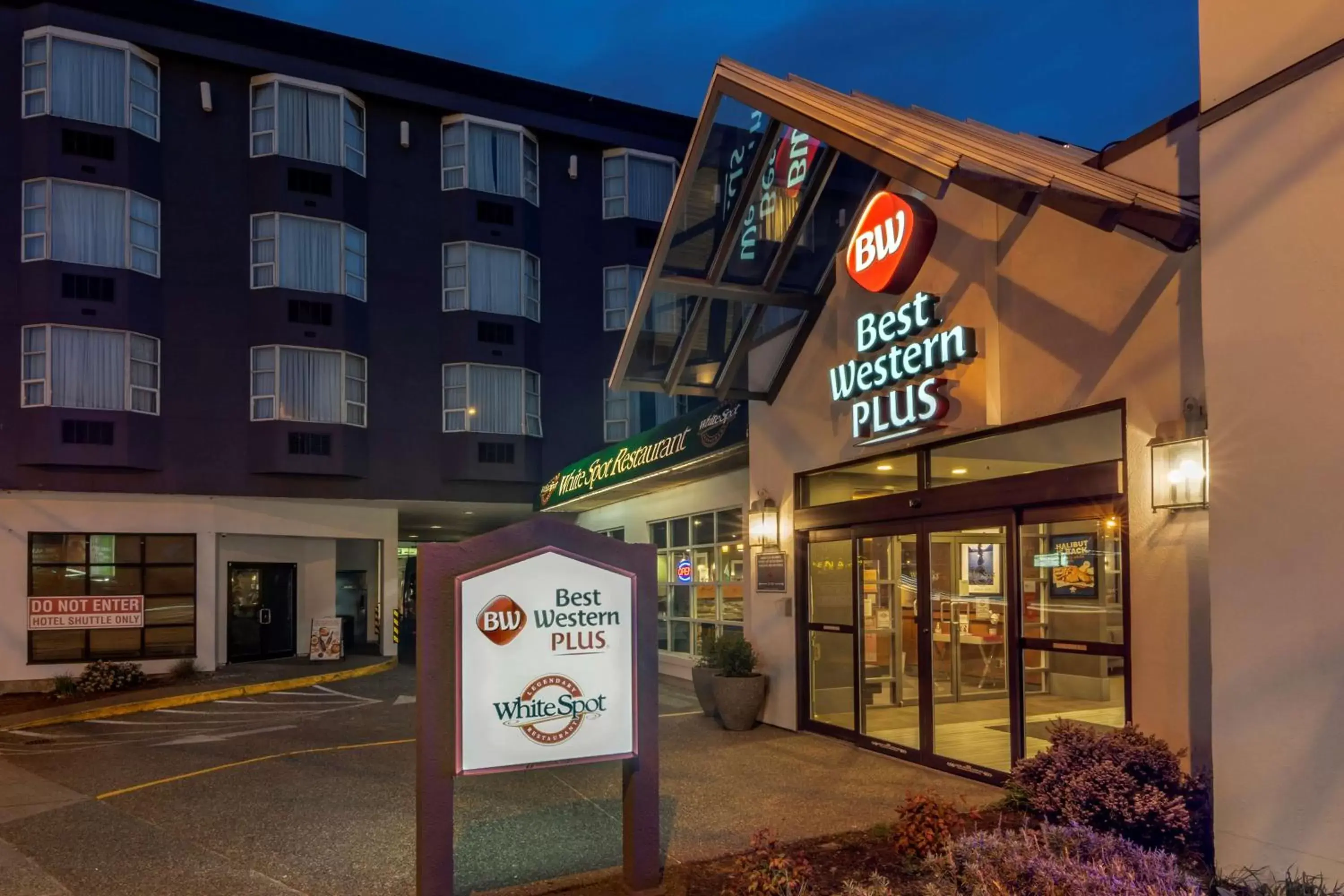 Property building in Best Western Plus Vancouver Airport Hotel Property building in Best Western Plus Vancouver Airport Hotel