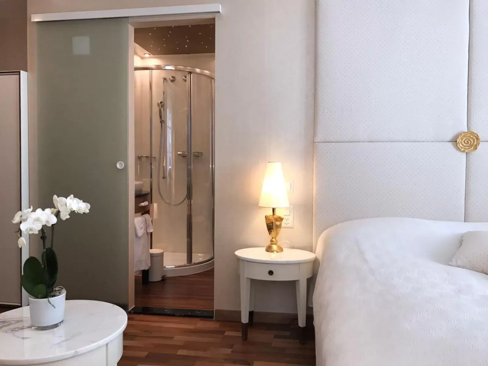 Shower, Bathroom in Hotel des Balances