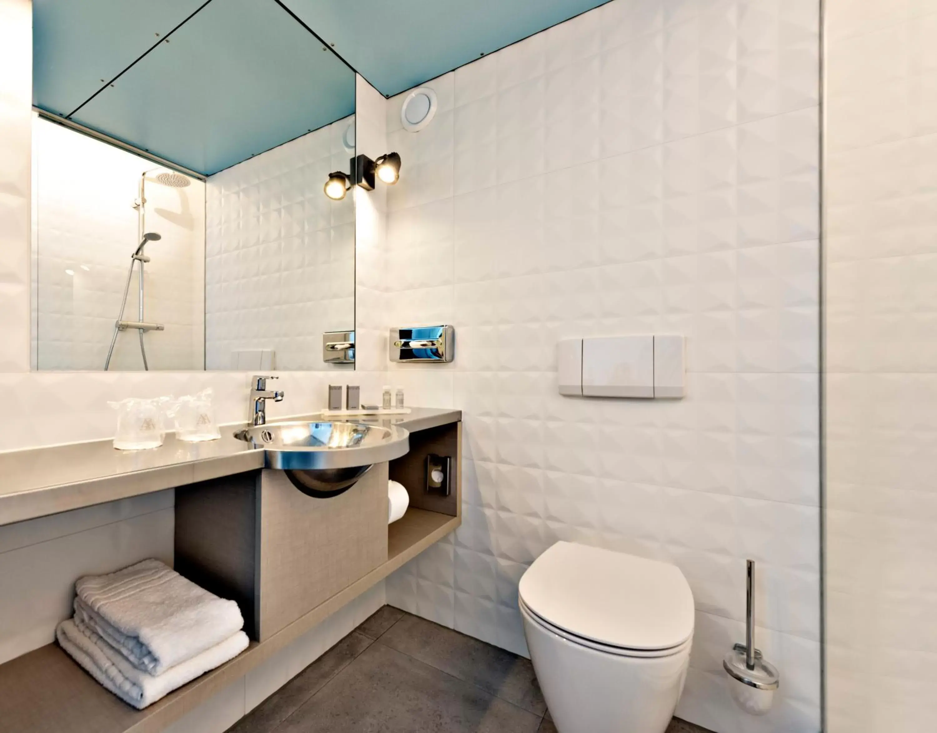 Photo of the whole room, Bathroom in WestCord Art Hotel Amsterdam 3 stars