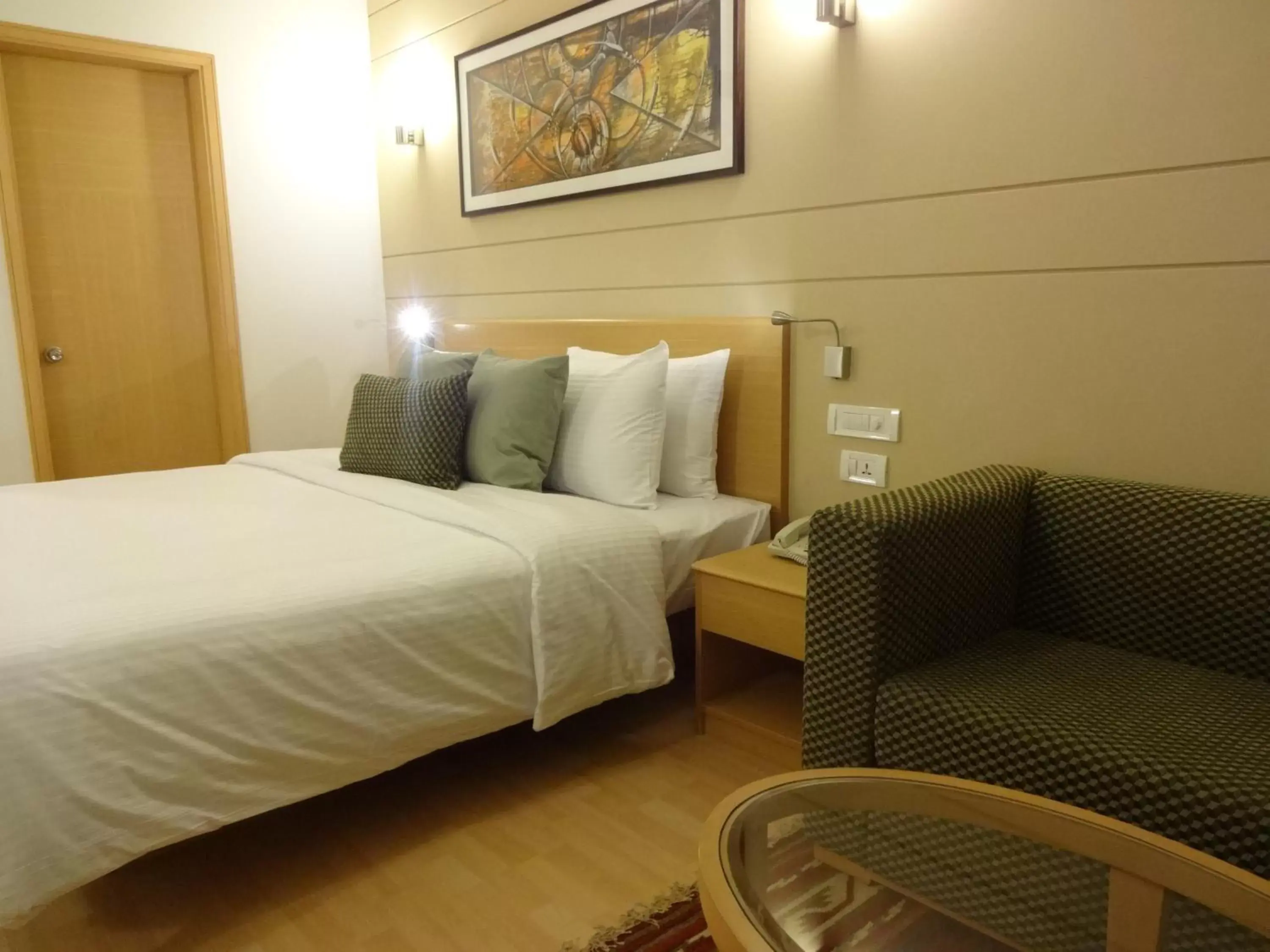 Photo of the whole room, Bed in Lemon Tree Hotel, Gachibowli, Hyderabad