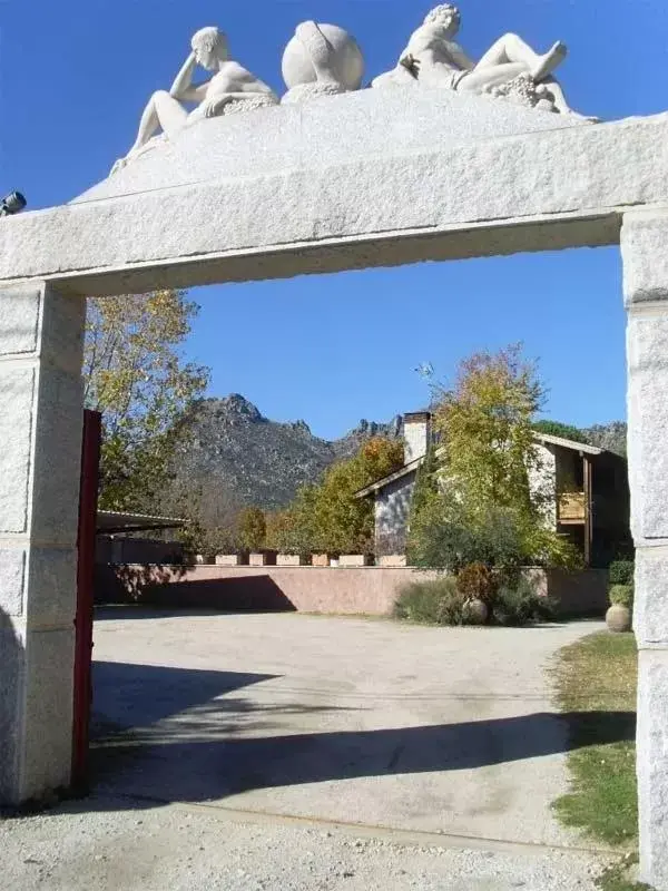 Facade/entrance, Property Building in Hotel Sara De Ur