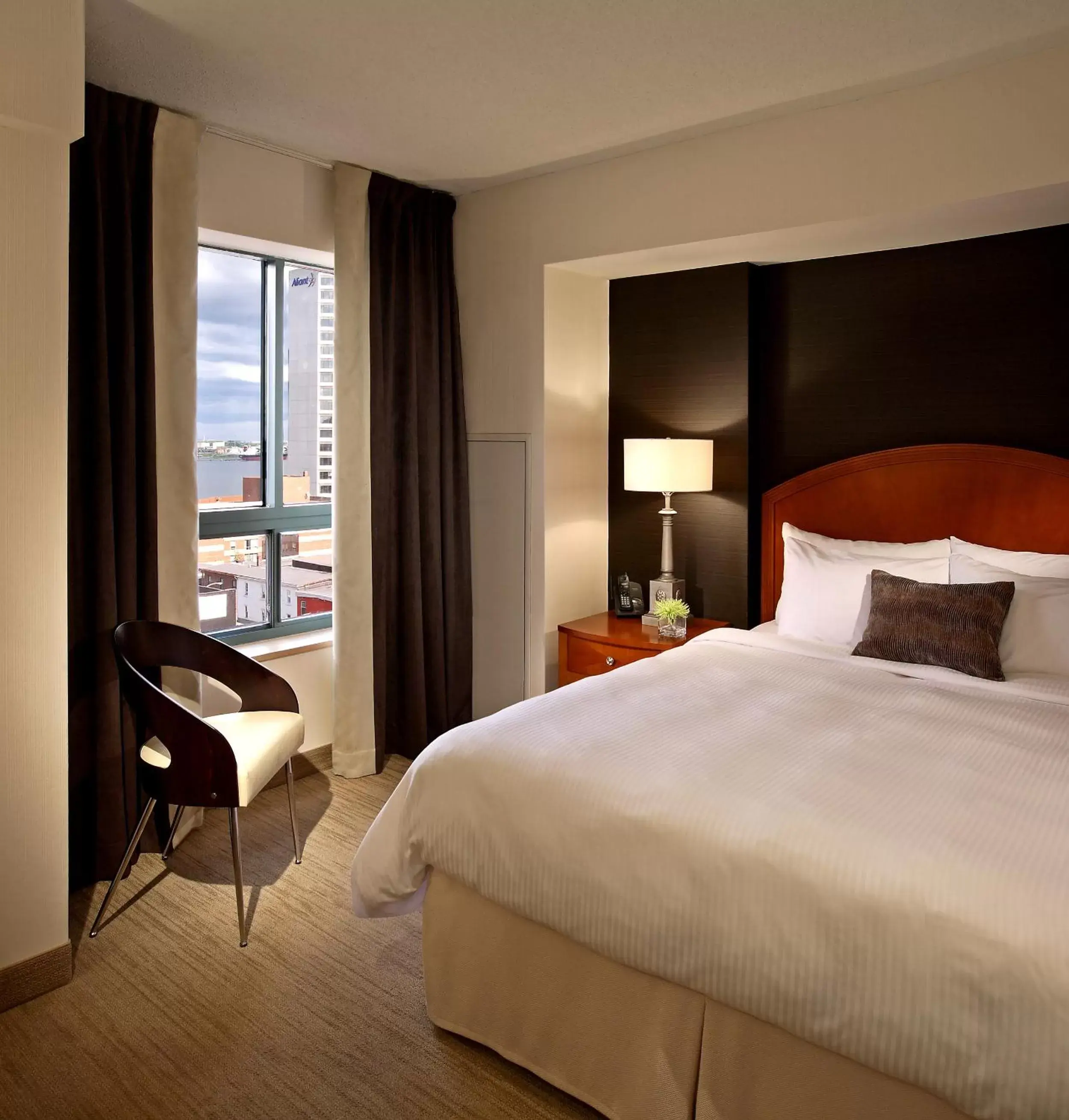 Bedroom, Bed in Cambridge Suites Hotel Halifax