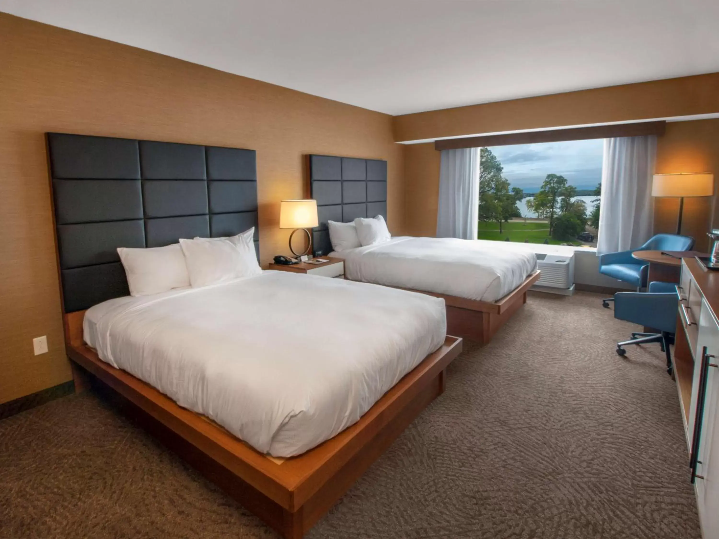 Bedroom, Bed in DoubleTree by Hilton Hotel Niagara Falls New York
