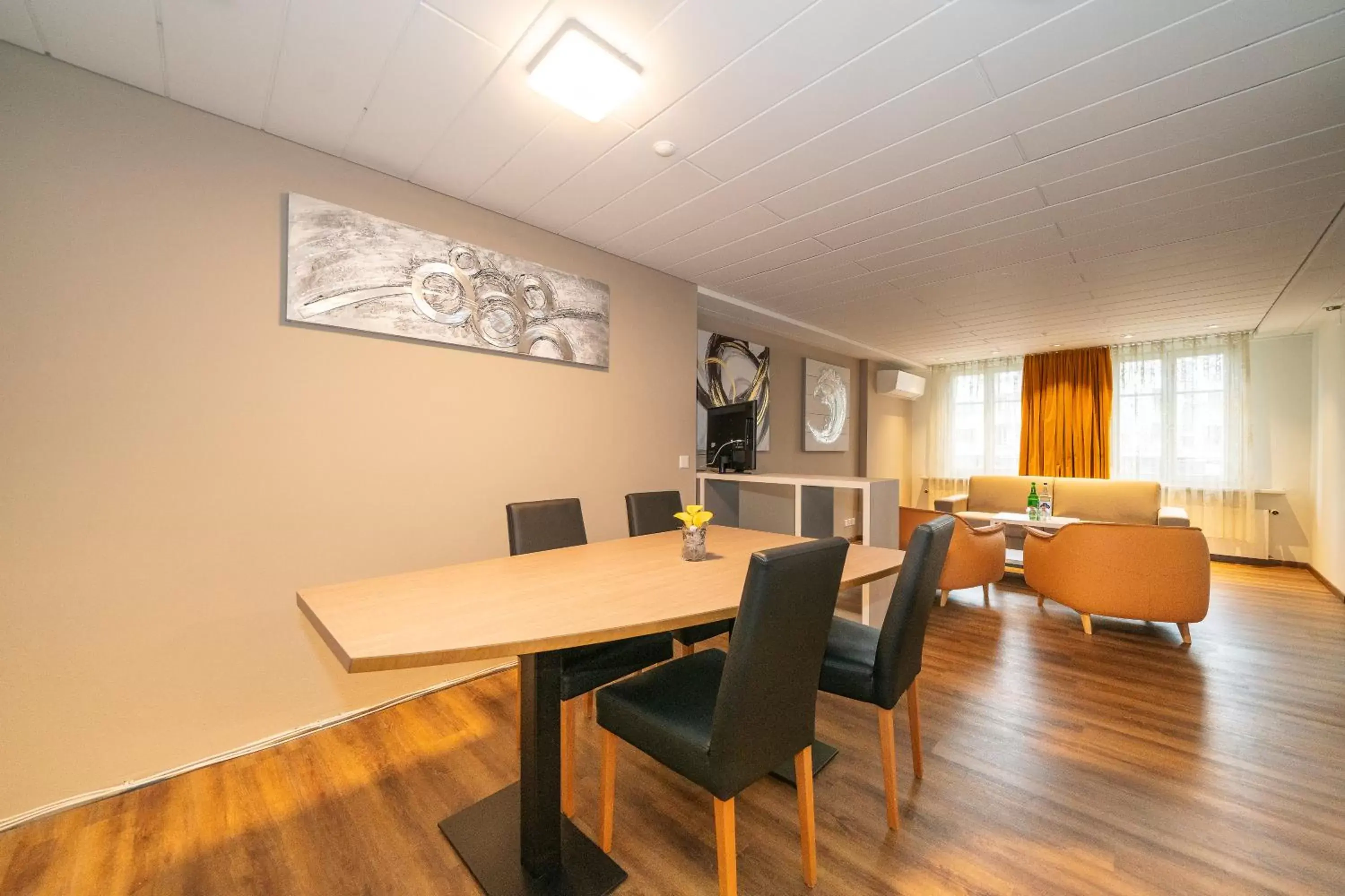 Seating area, Dining Area in Hotel Post