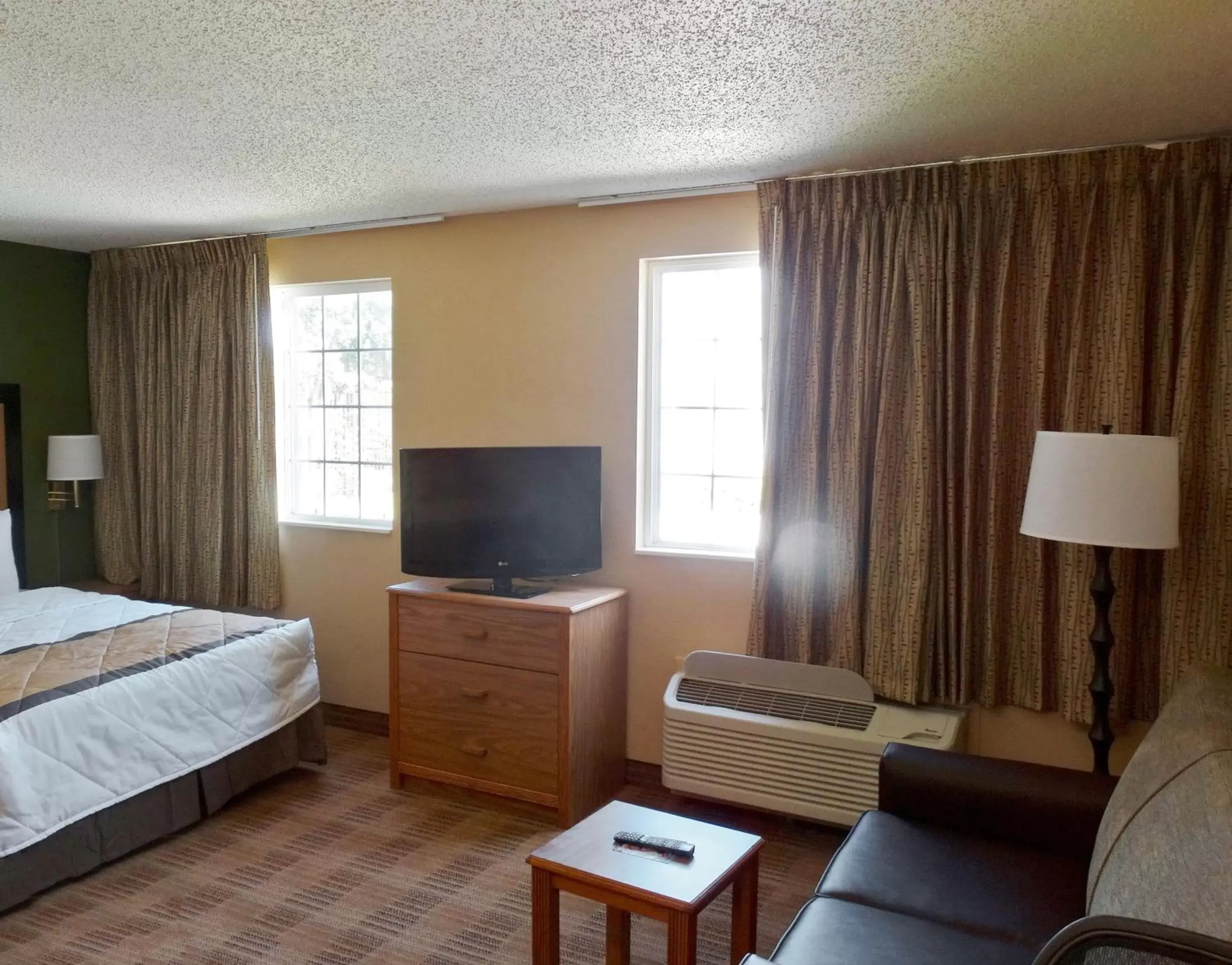 Bed, TV/Entertainment Center in Extended Stay America Suites - Dallas - DFW Airport N