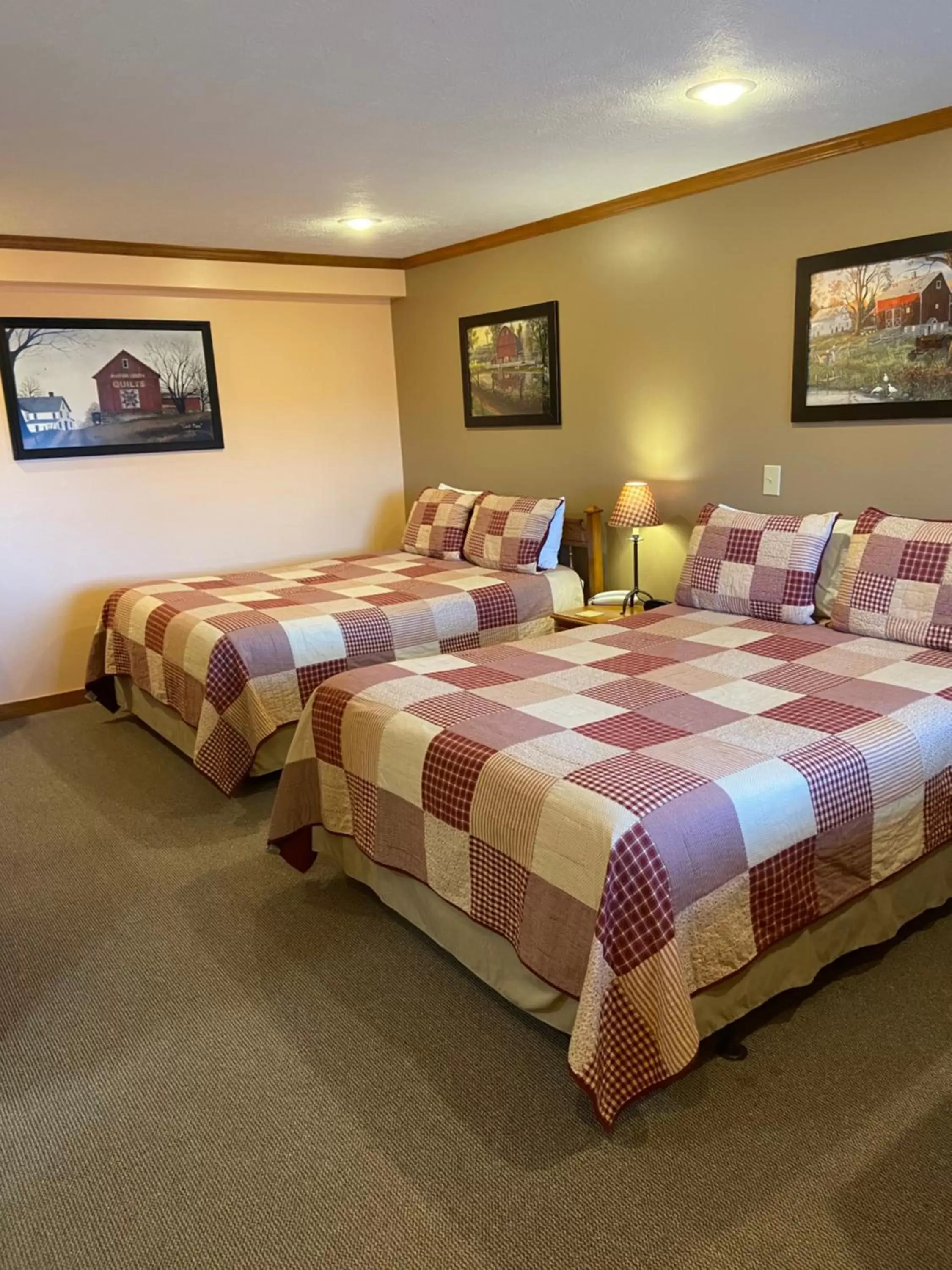 Photo of the whole room, Bed in The Garrett Inn