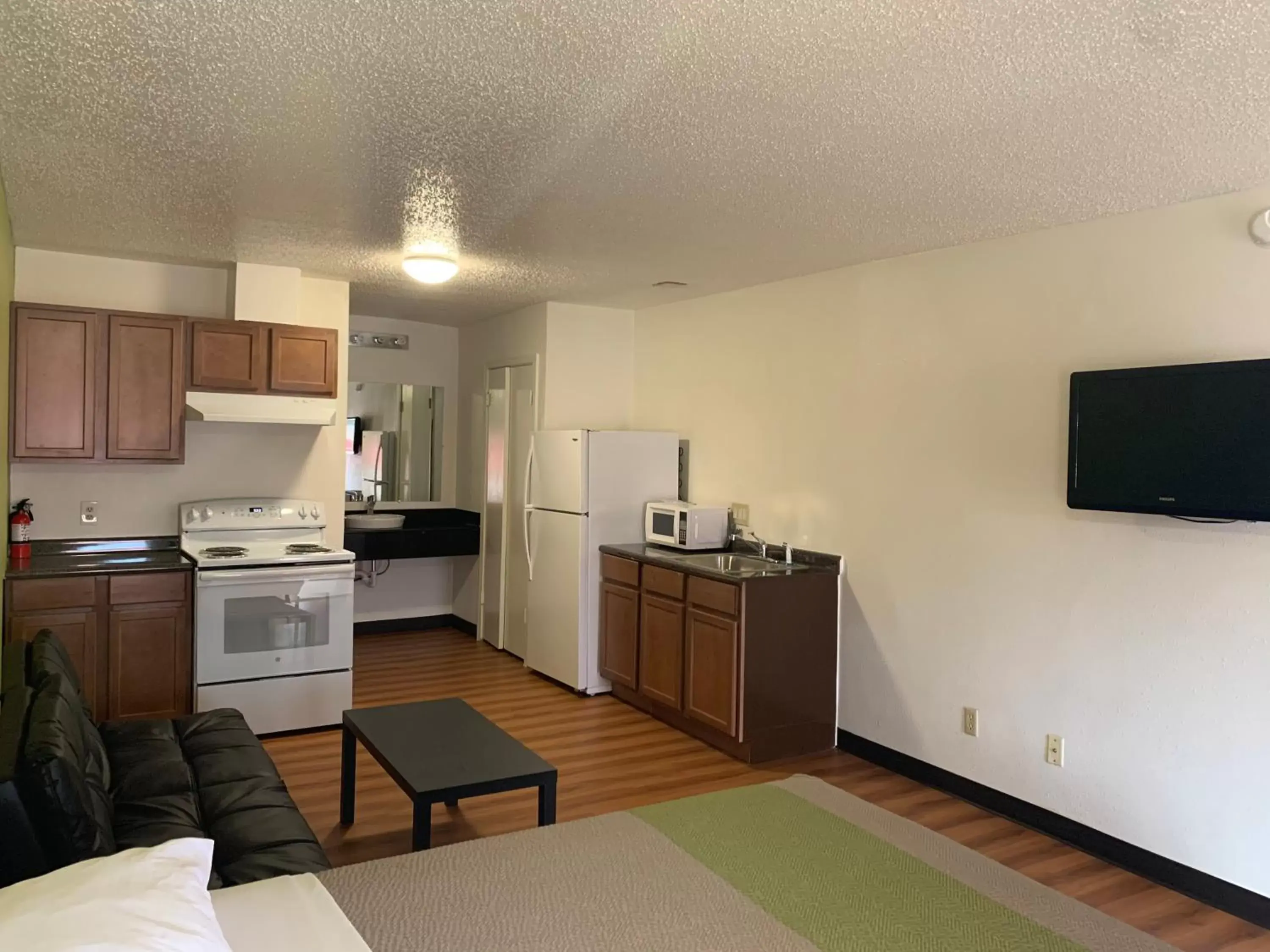 TV and multimedia, Kitchen/Kitchenette in Motel 6-Longview, TX - North