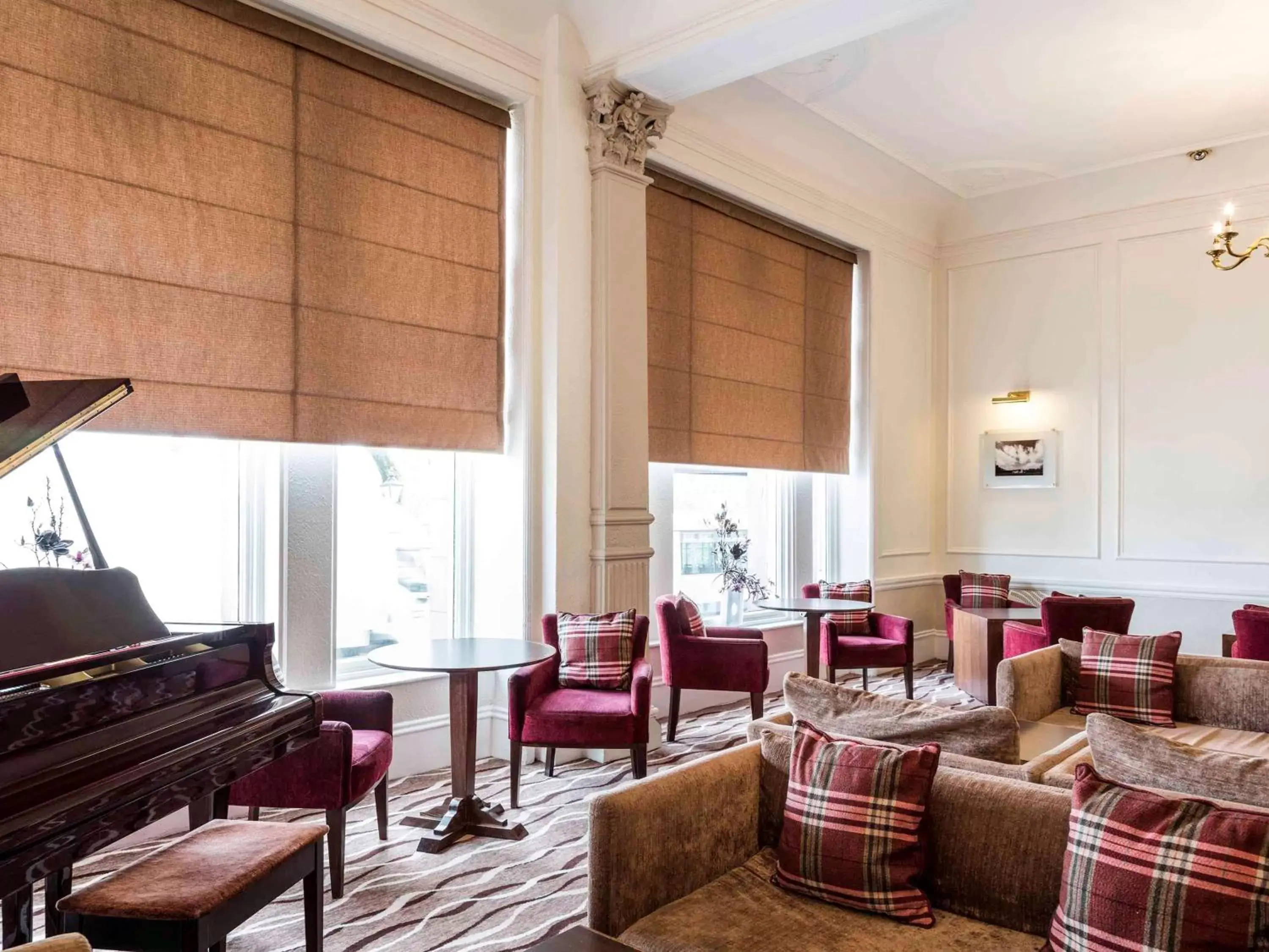 Lounge or bar, Seating Area in Mercure Aberdeen Caledonian Hotel