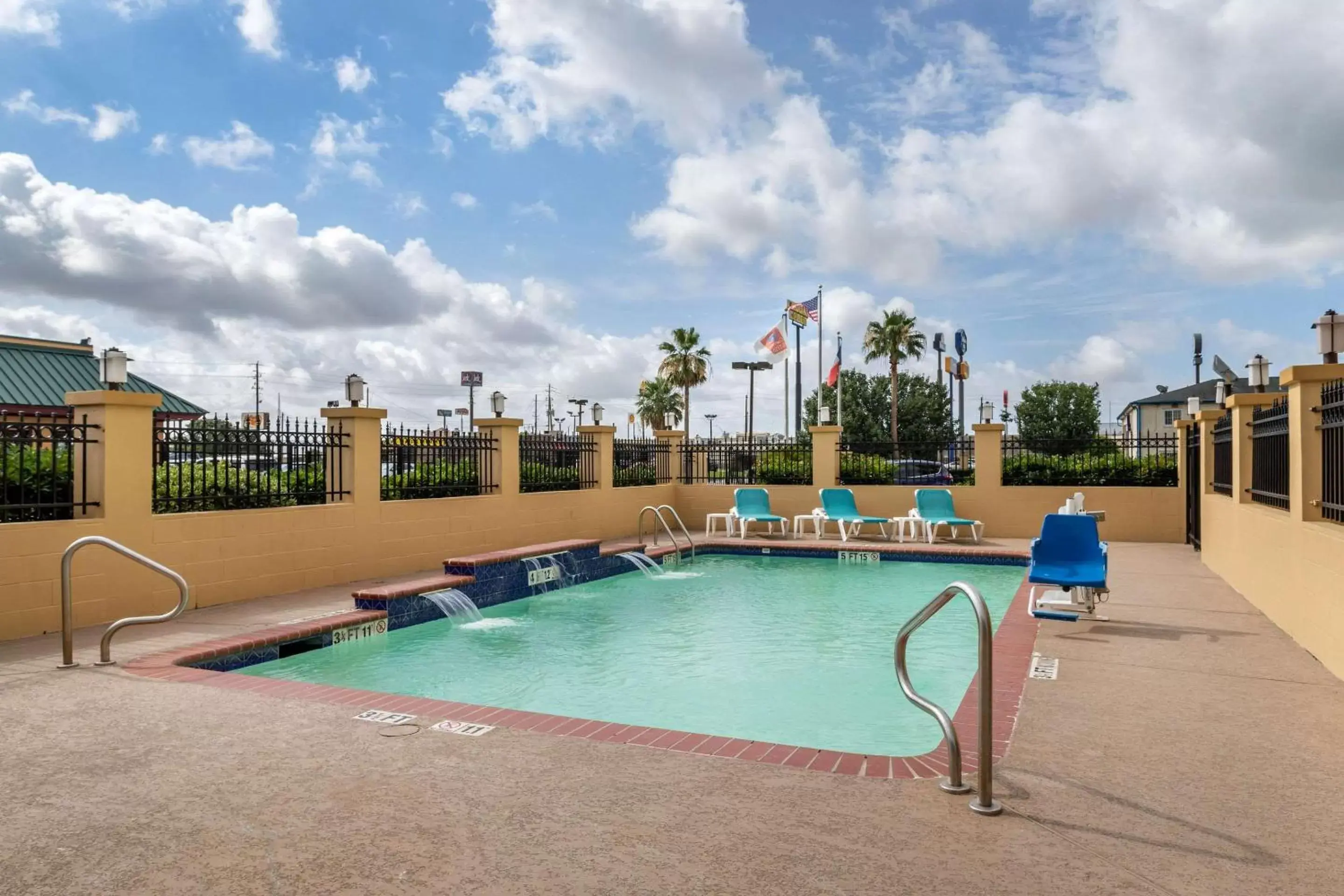 On site, Swimming Pool in Comfort Suites Baytown I – 10