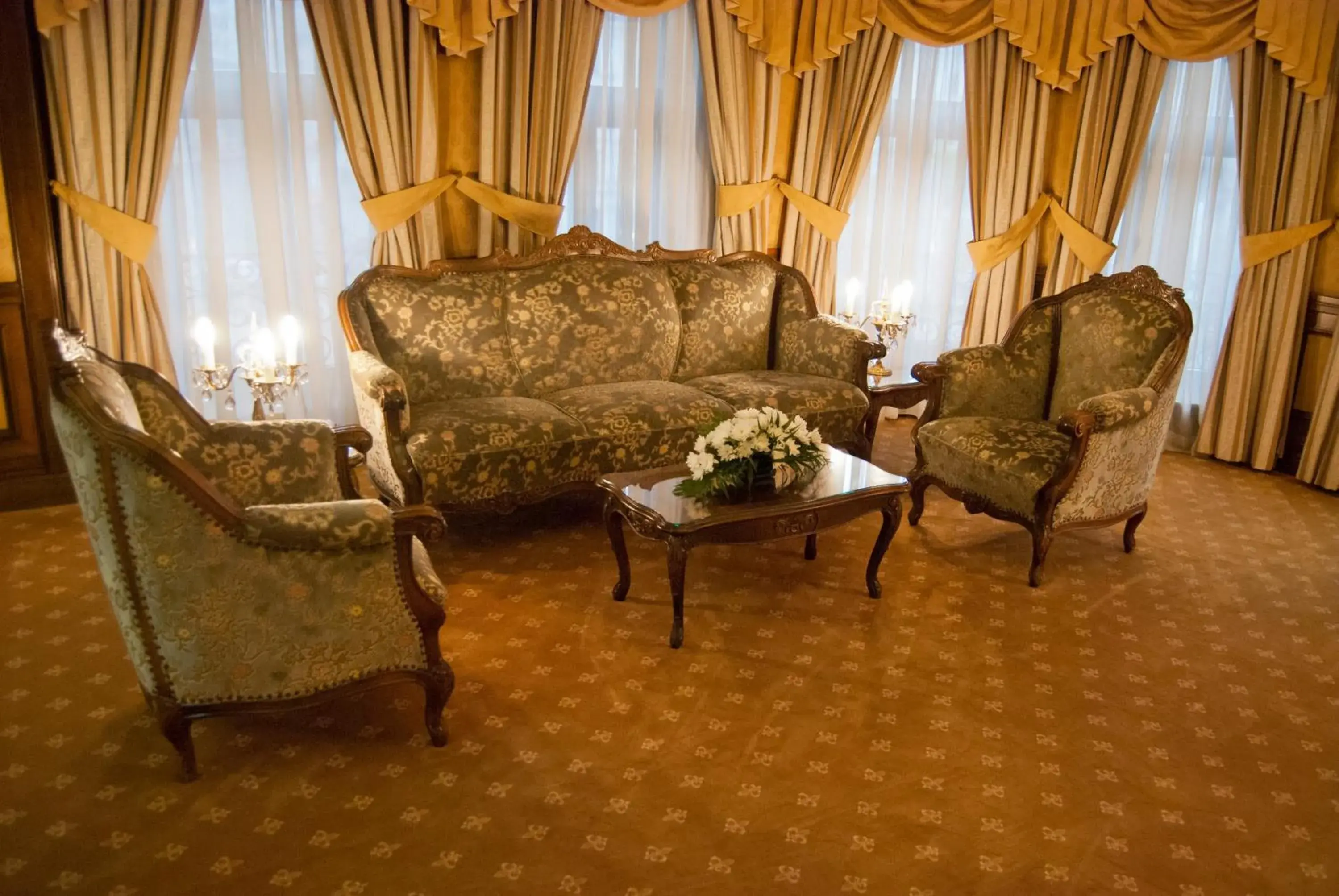 Living room in Hotel Casa Capsa Living room in Hotel Casa Capsa