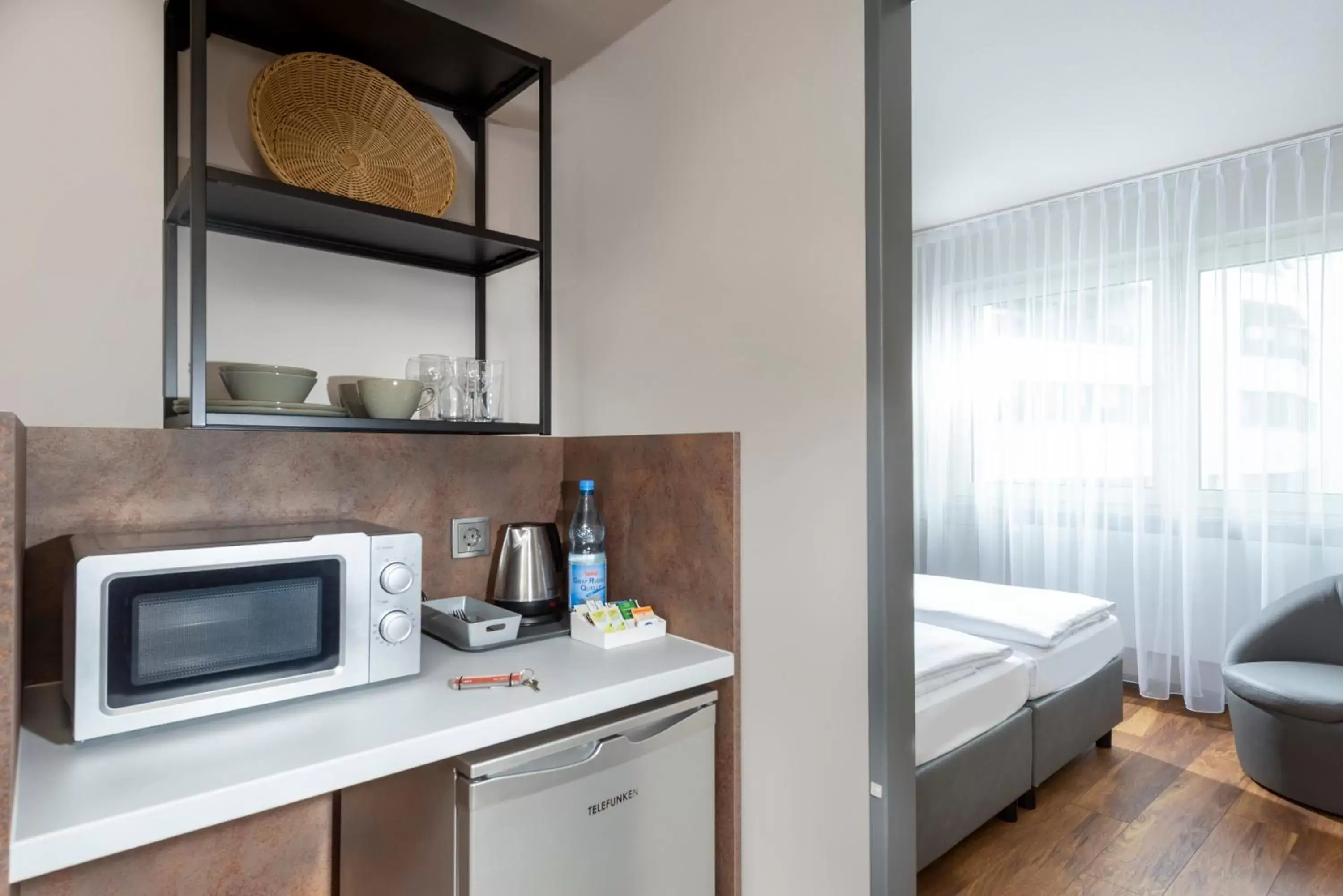 Coffee/tea facilities, Kitchen/Kitchenette in SORAT Hotel Berlin