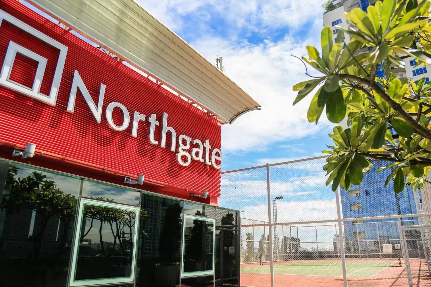 Tennis court in Northgate Ratchayothin - SHA Extra Plus