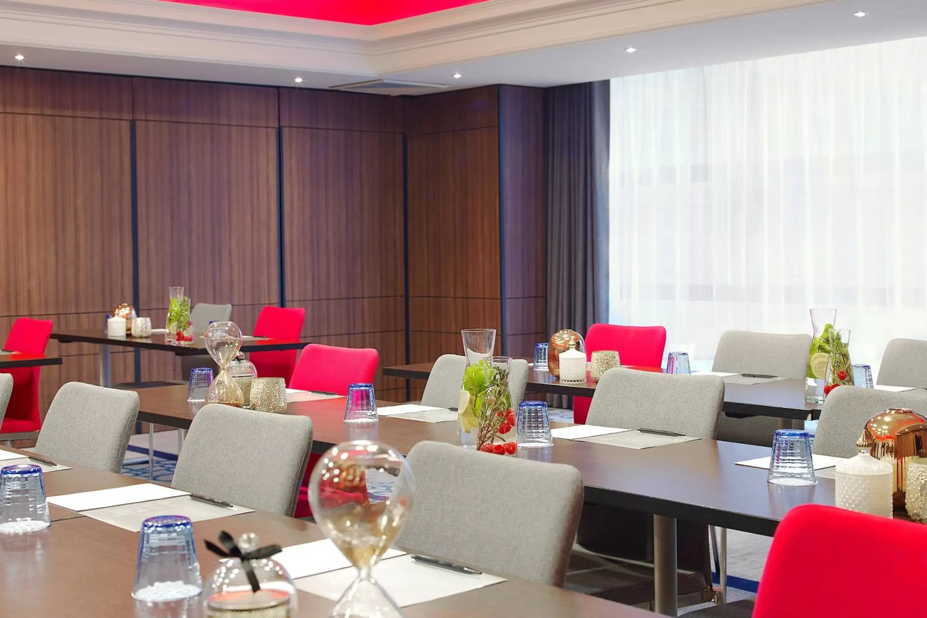 Meeting/conference room, Restaurant/Places to Eat in Renaissance Paris La Defense Hotel