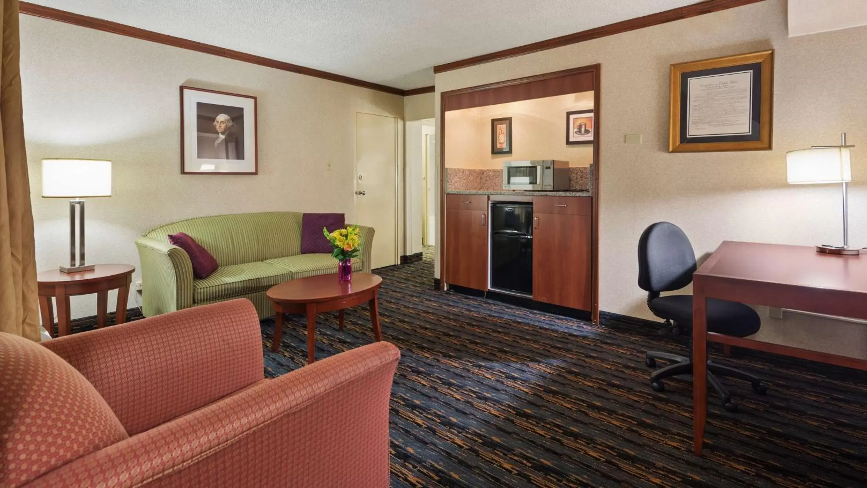 Photo of the whole room, Seating Area in Best Western Fairfax City