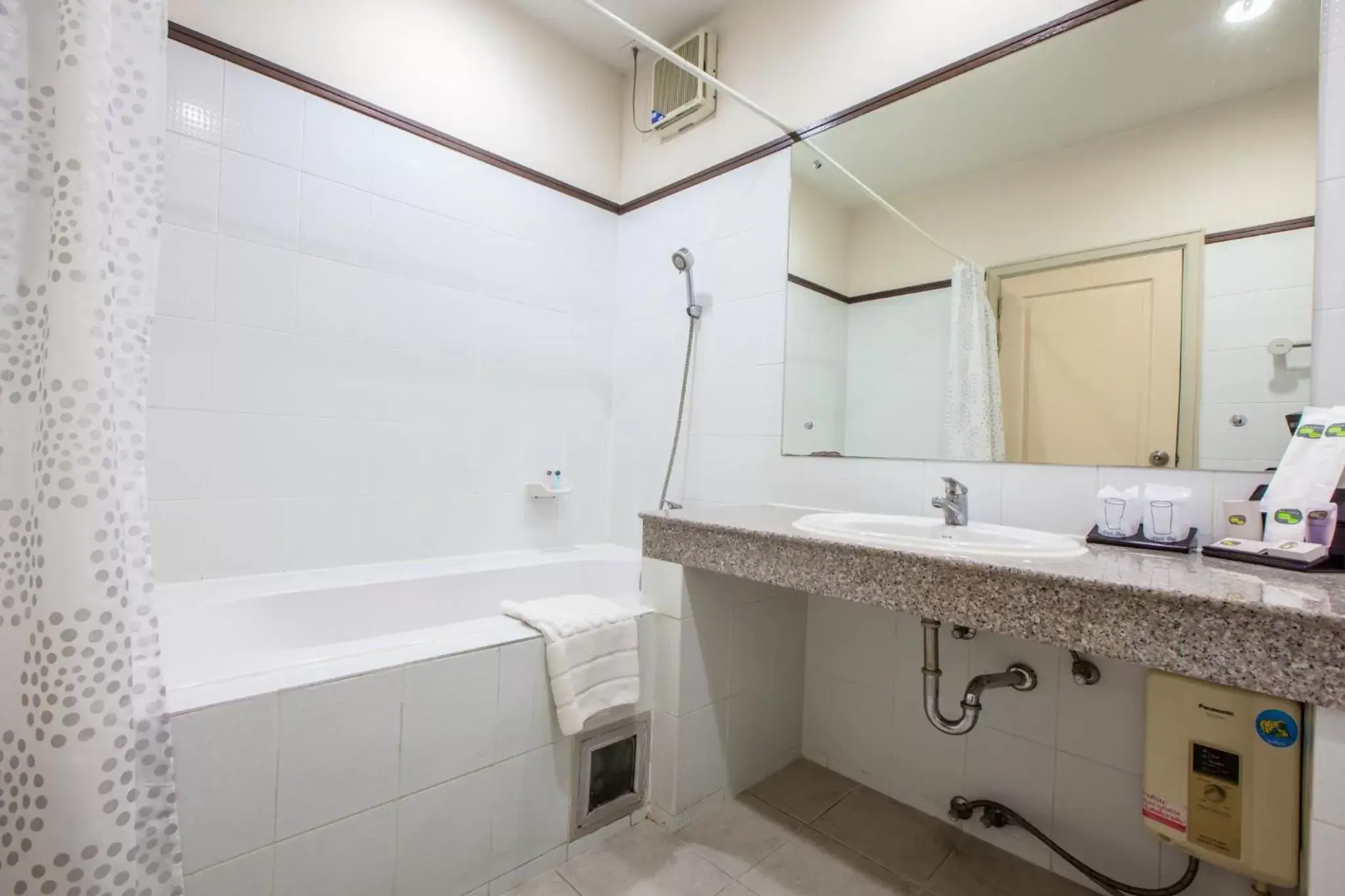Shower, Bathroom in Baiyoke Ciao Hotel