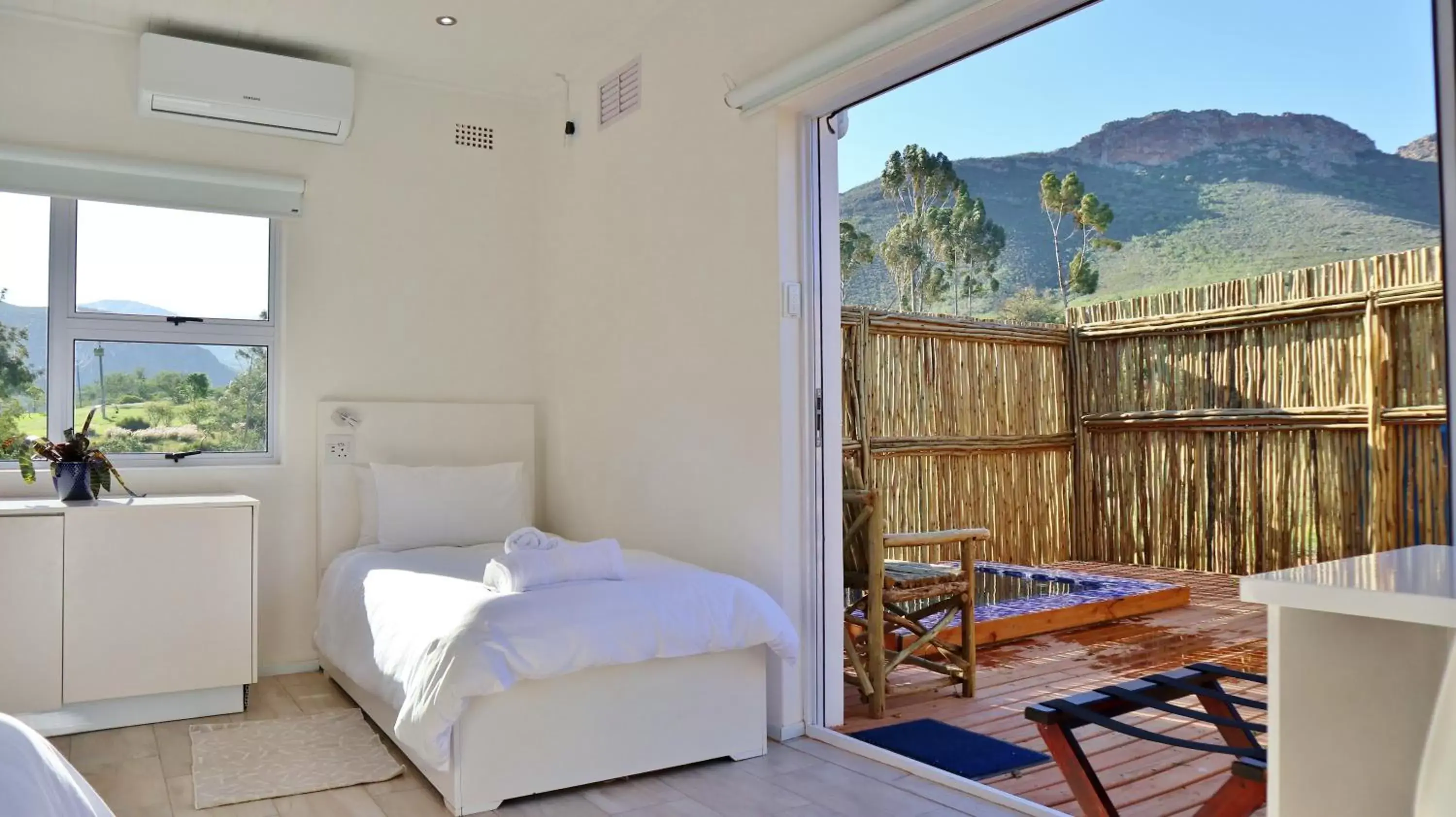 Mountain view, Bed in theLAB Robertson Mountain view, Bed in theLAB Robertson