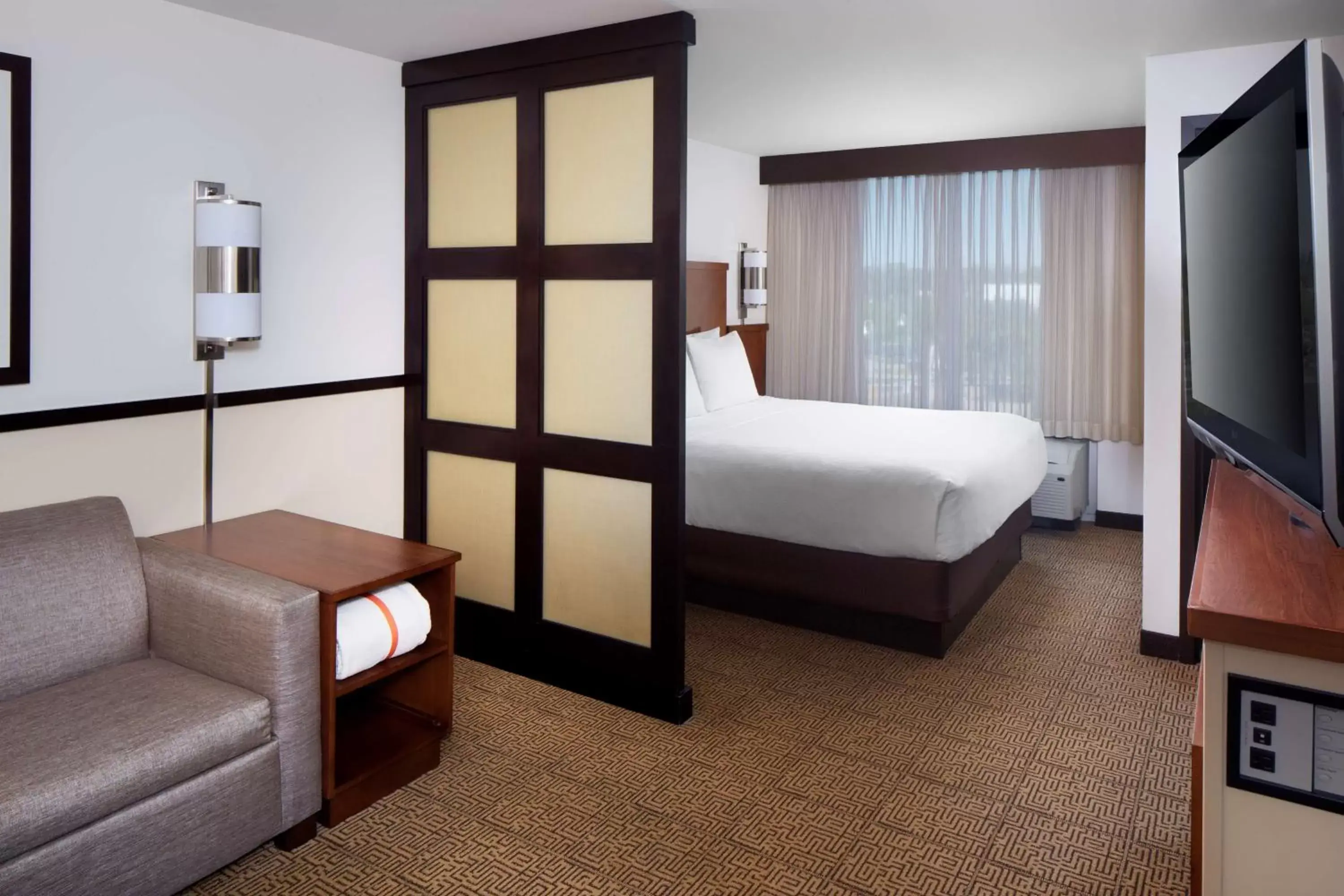 Photo of the whole room, Bed in Hyatt Place Phoenix/ Mesa