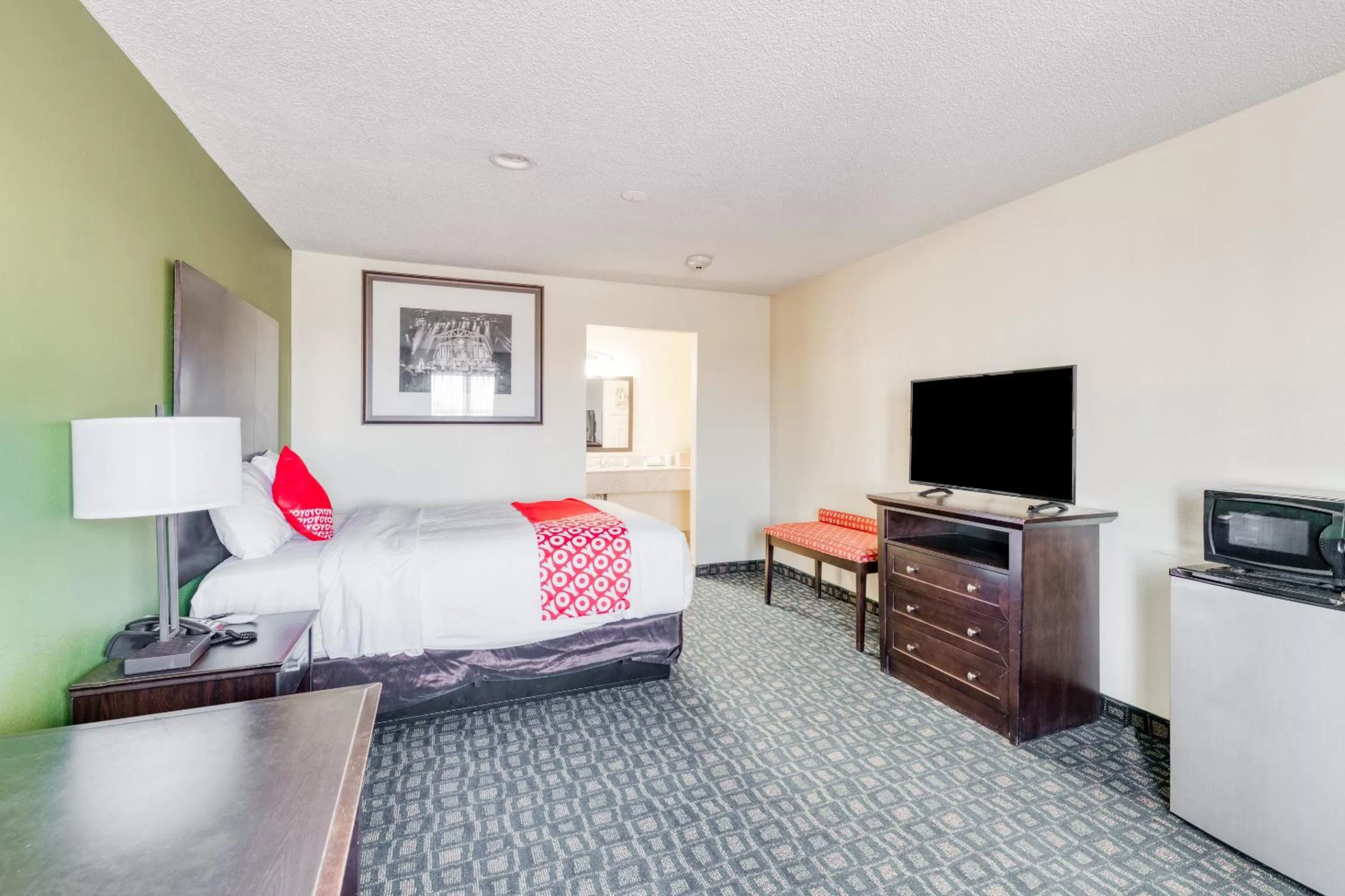 Bedroom, Bed in OYO Hotel Rosenberg TX I-69