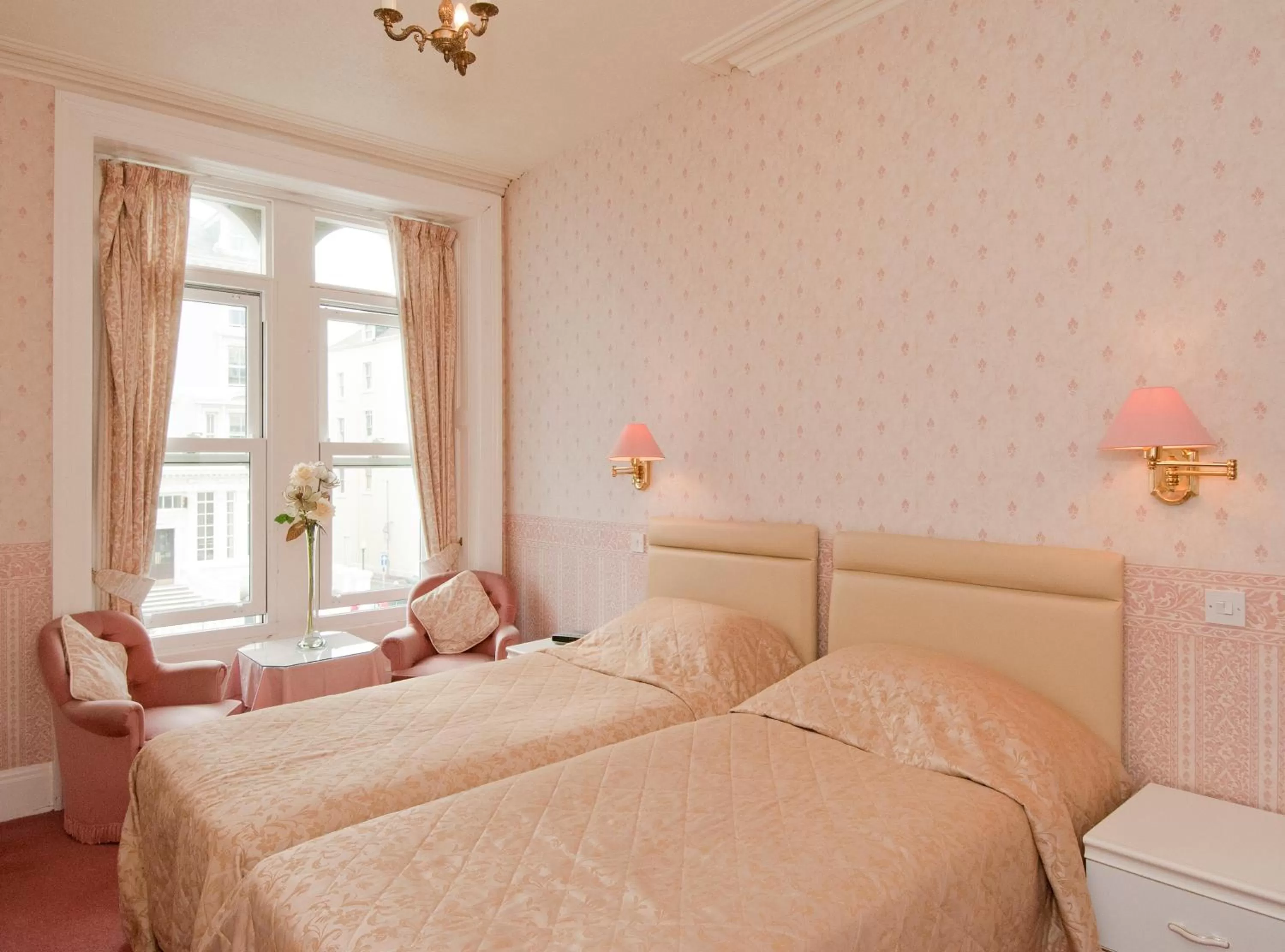 Bedroom, Bed in White Heather Hotel