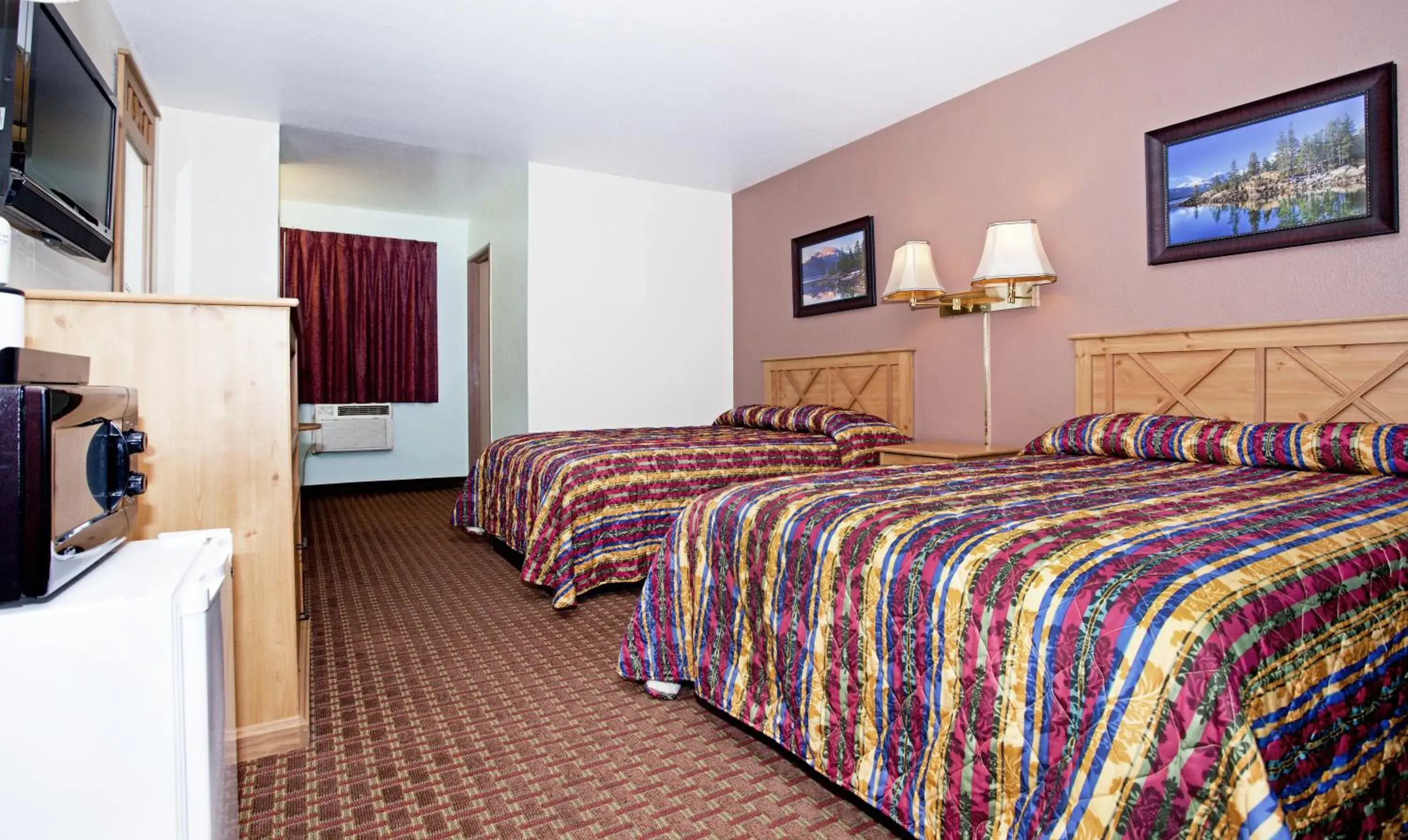 TV and multimedia, Bed in National 9 Inn - Placerville