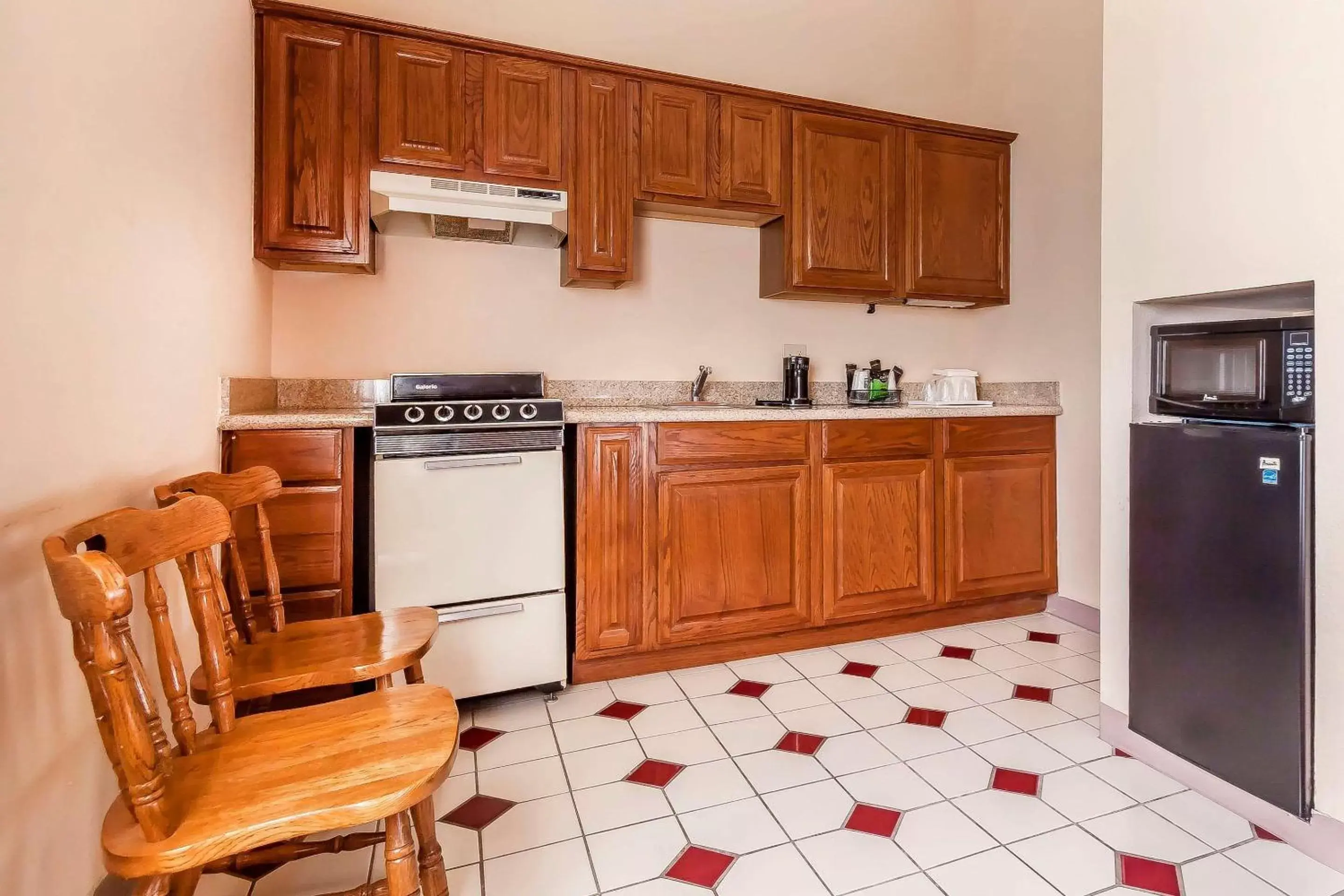 Photo of the whole room, Kitchen/Kitchenette in Quality Inn & Suites Owasso US-169