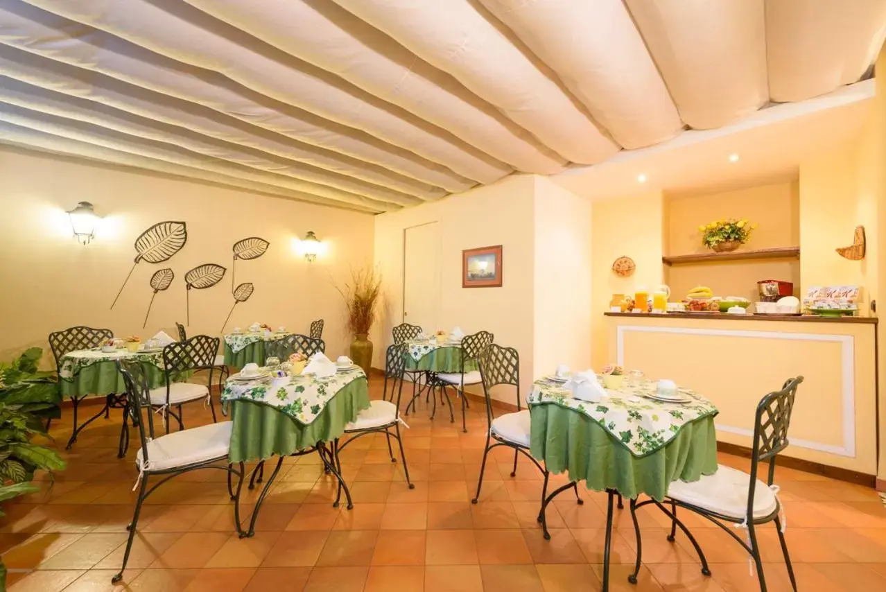 Restaurant/Places to Eat in Hotel Mergellina