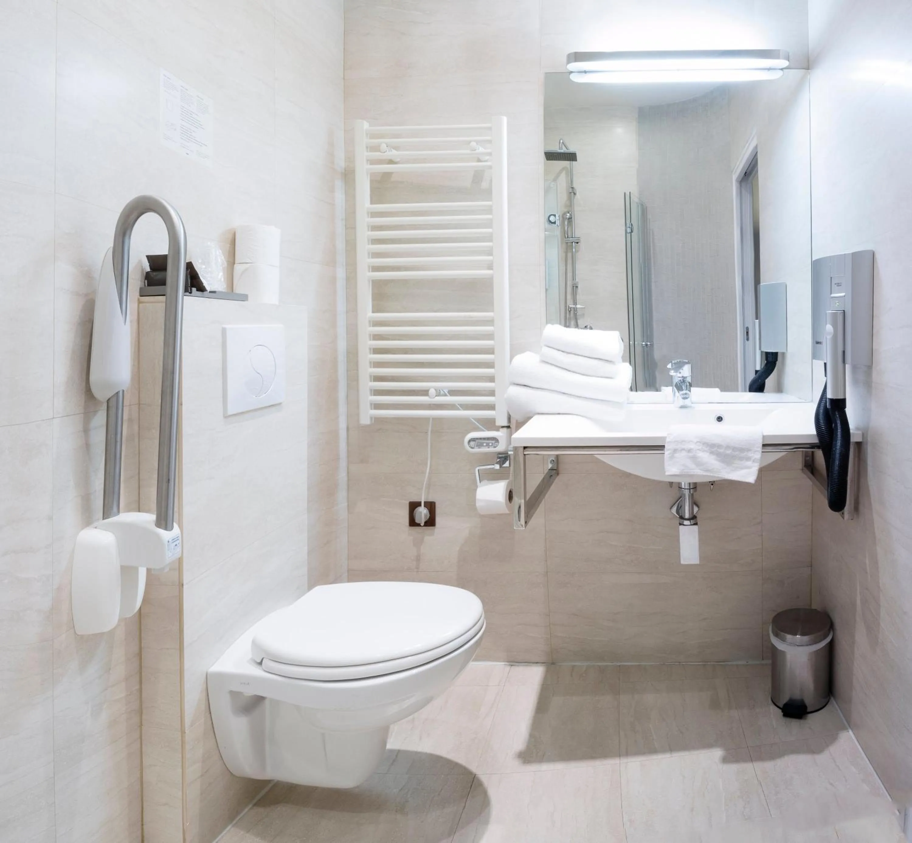 Photo of the whole room in Hotel Chabrol Opera