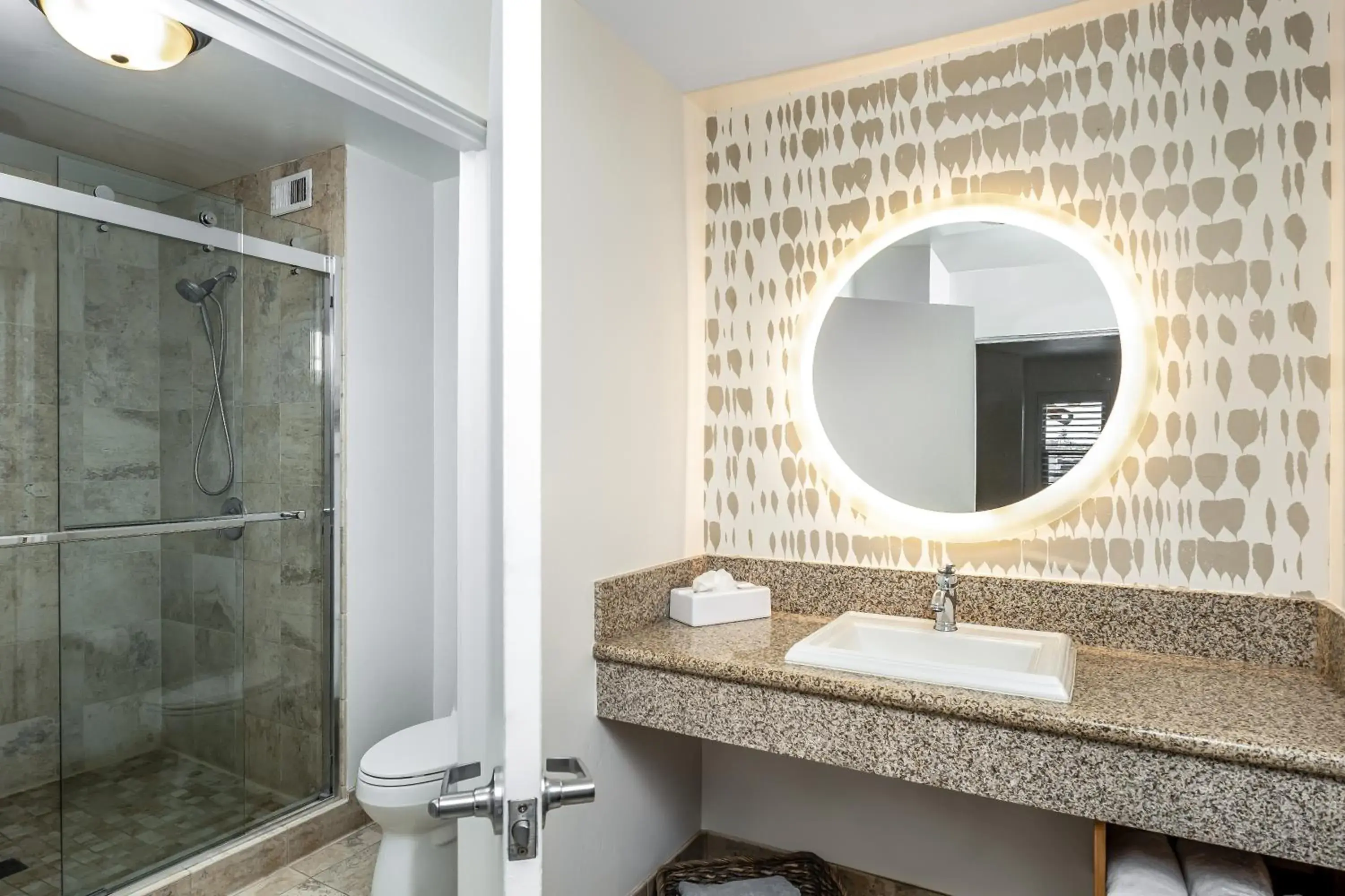 Shower, Bathroom in Ocean Park Inn